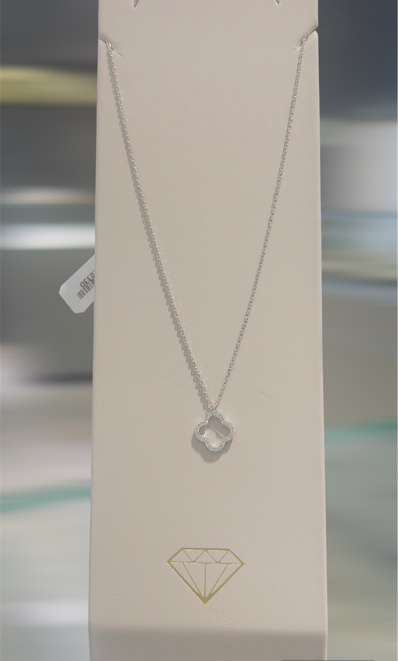 Dit prachtige Verkoop Diamant klaver collier is gemaakt van 18KT goud en is perfect voor het toevoegen van een vleugje elegantie aan elke outfit. De hanger heeft een verfijnd ontwerp met schitterende diamanten die elke look laten stralen. Het collier kan zowel casual als formeel gedragen worden voor een veelzijdige stijl. De beste manier om dit sieraad te dragen is gecombineerd met een eenvoudige blouse of een feestelijke jurk voor een extra glamoureuze touch.