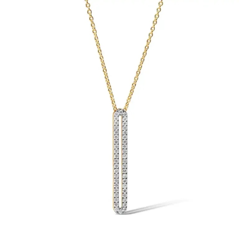 Deze prachtige diamanten hanger kenmerkt zich door de glinsterende diamanten die perfect samenkomen in een elegante en tijdloze stijl. De hanger kan op verschillende manieren gedragen worden, bijvoorbeeld aan een verfijnde gouden ketting of als toevoeging aan een armband. Dit unieke sieraad zal elke outfit completeren en een vleugje luxe toevoegen aan elke look.