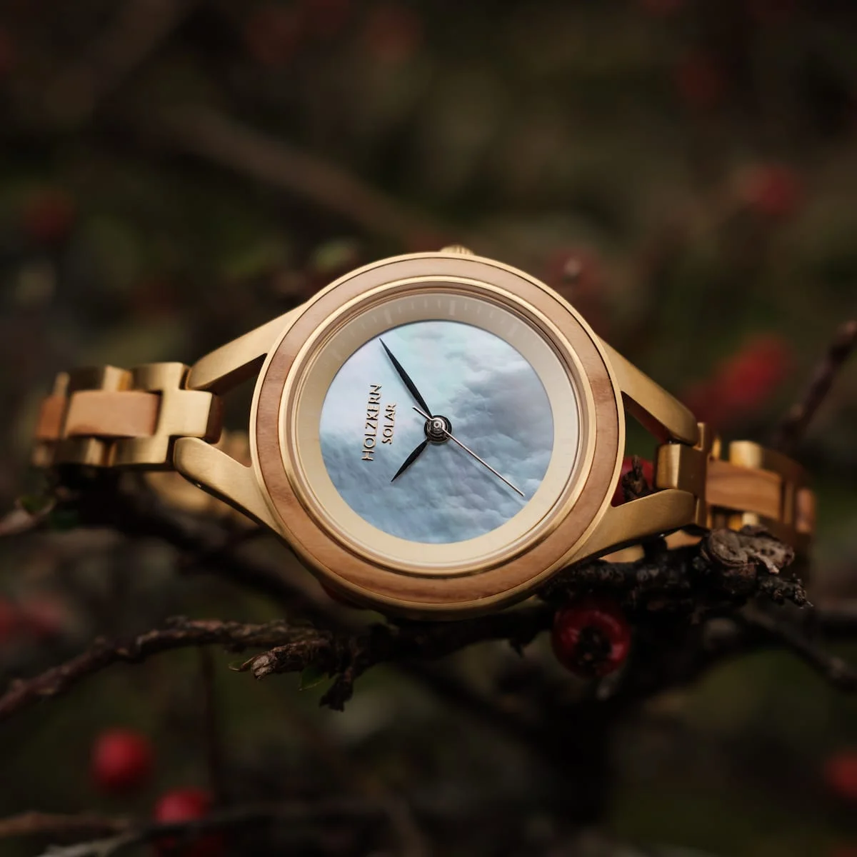 Een Tumi is een antiek verguld mes dat vroeger in Peru functioneerde als kostbaar grafobject. Tegenwoordig dient dit voorwerp als geluksbrenger voor een goed leven.

Ons elegante uurwerk, gemaakt van glanzend parelmoer en voorzien van een innovatief uurwerk op zonne-energie, zal zonnestralen voor je opvangen en je helpen beseffen hoe gelukkig je bent.