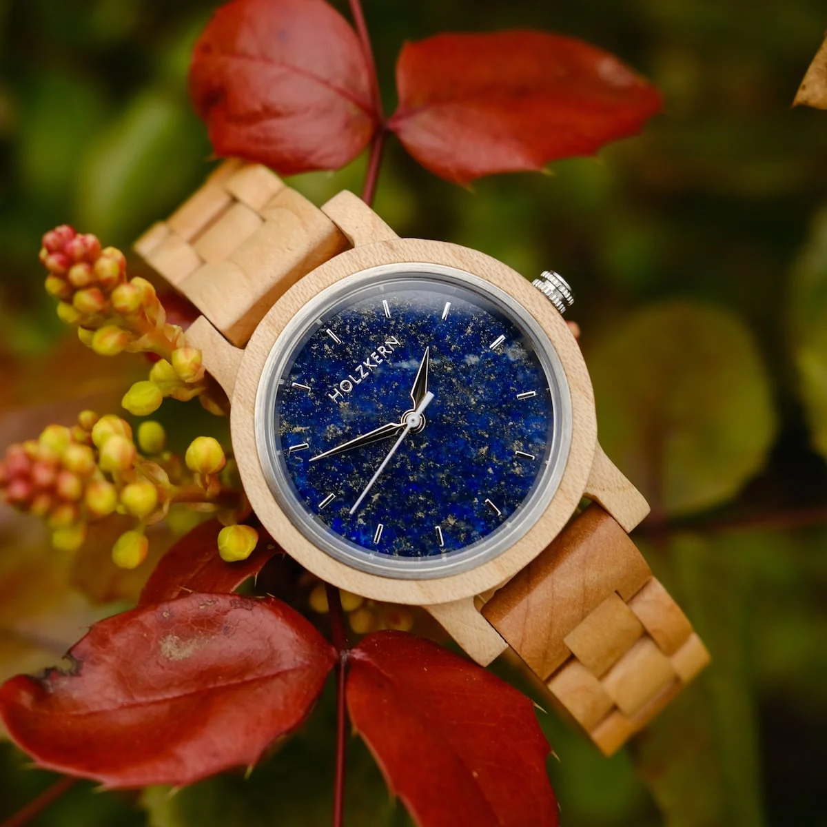 Water. De grote oceanen en zee&euml;n die onze planeet rijk is, vormen altijd een dierbare herinnering voor de door land omgeven aardlingen.

Het heilige levenselixer, een element waar we niet zonder kunnen leven en waar al boeken over vol zijn geschreven. Grootsheid terzijde, soms is een glas met verfrissend, ijskoud Alpenwater al genoeg om tevreden mee te zijn.

Om het element water te vertegenwoordigen hebben we gekozen voor een wijzerplaat van Lapis Lazuli.