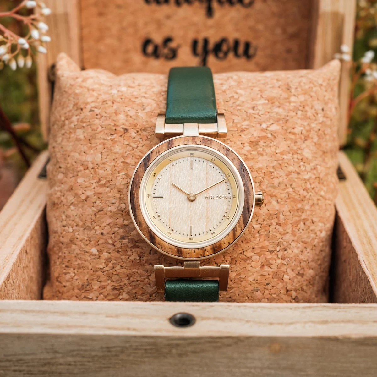 In 2010 vertrok Laura Dekker op 14-jarige leeftijd voor een solo zeiltocht rond de wereld. Deze omzeiling begon op 21 augustus op Gibraltar en eindigde op 21 januari 2012 op een eiland in de Cara&iuml;ben.

Ons model Laura is uitgerust met een kast van roestvrij staal in goud, uitgesproken zebrano en licht eikenhout. De smalle horlogeband van dit horloge is gemaakt van authentiek groen leer.