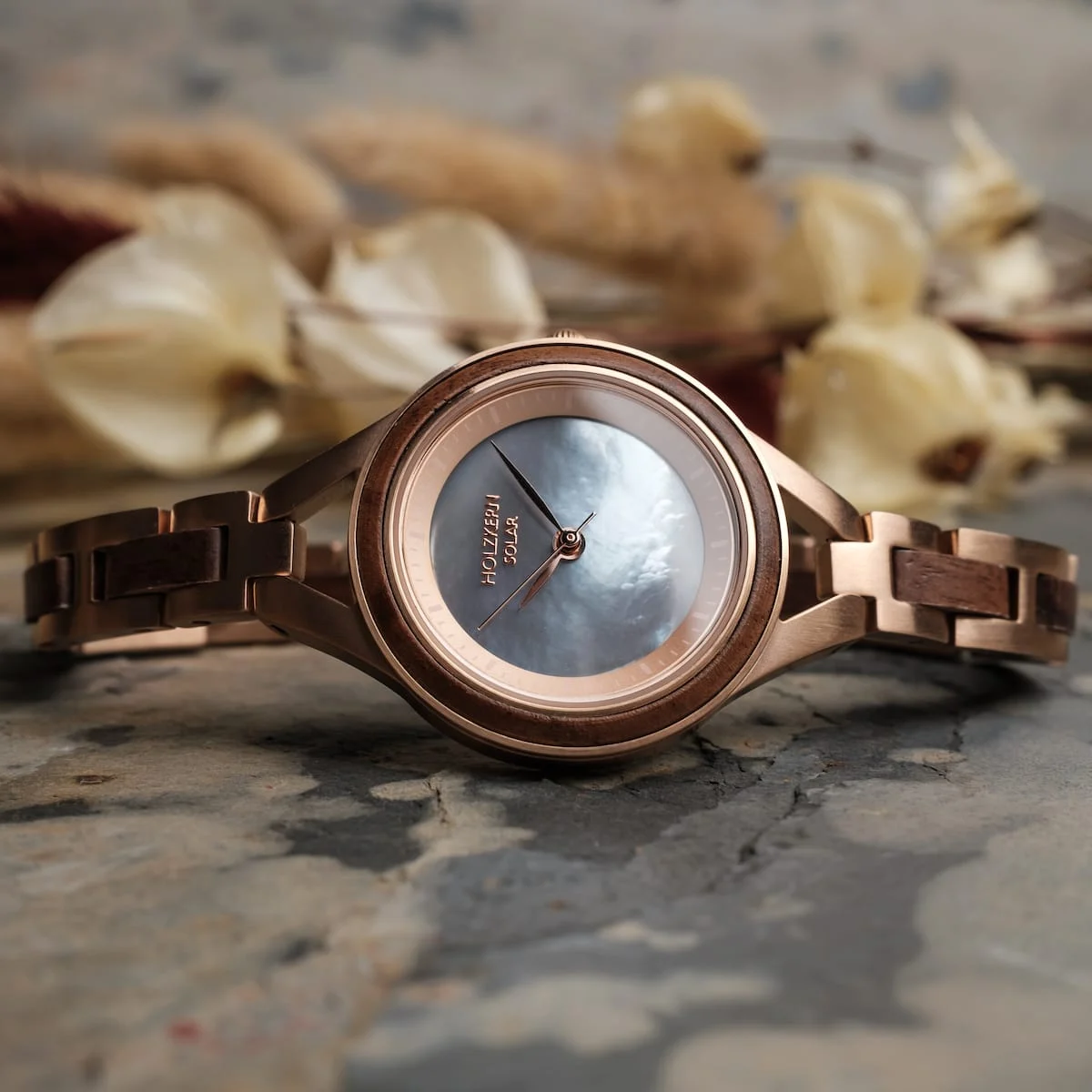 De hand van Fatima is een veelgebruikt symbool uit de islamitische cultuur en wordt door veel mensen gedragen om zich te beschermen tegen het kwaad.

Ons elegante uurwerk, gemaakt van glanzend parelmoer en voorzien van een innovatief uurwerk op zonne-energie, zal zonnestralen voor je opvangen en je helpen beseffen hoe gelukkig je bent.