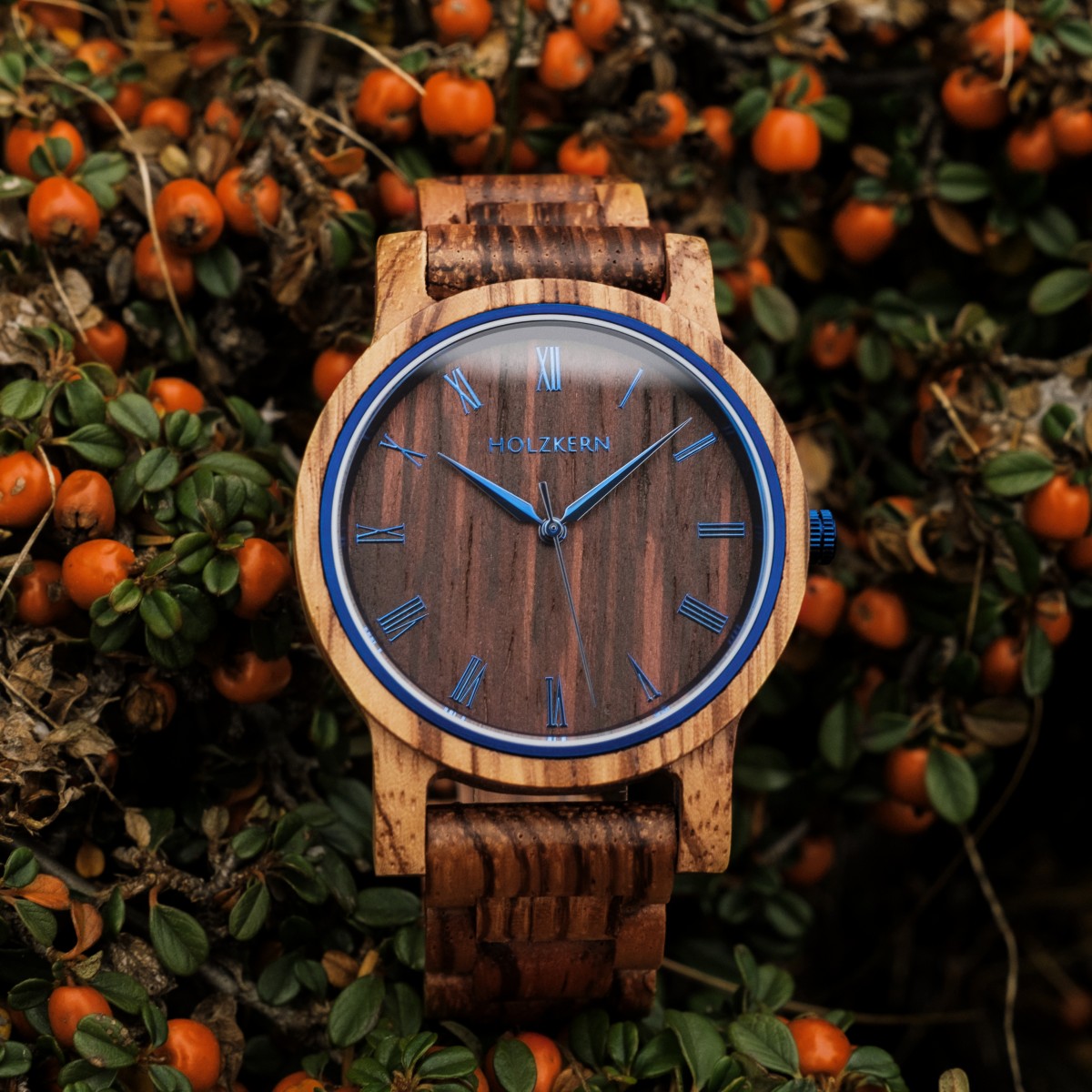 Een ochtendwandeling op een vroege herfstmorgen vormt het perfecte begin van een nieuwe dag. Ons model van zebrano met blauwe details is een goede herinnering aan net dat beetje frisheid van de ochtenden in het najaar.