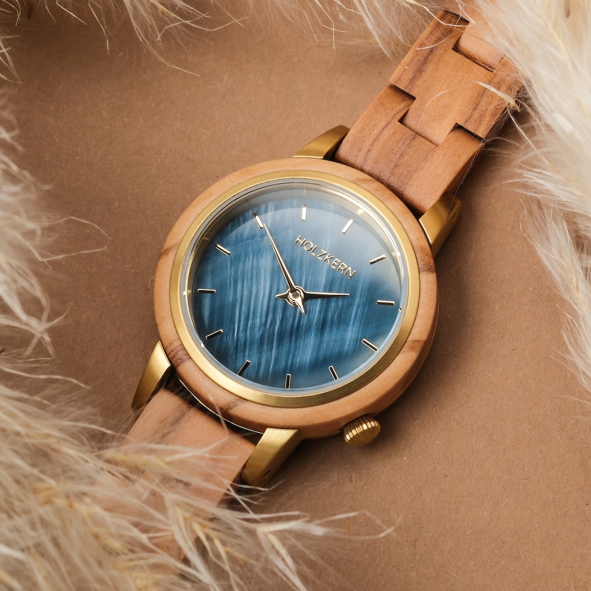 Je weet niet waar je moet kijken tijdens de roadtrip van Belfast naar Derry. Terwijl je je een weg baant langs de prachtige Glens van Antrim, vind je de weg naar de legendarische Giant's Causeway.

Na aanblik van dit natuurwonder kan je even herstellen in het kleine dorp waar de oudste erkende distilleerderij ter wereld staat, of ga je verder in de richting van de kasteelruïne van Dunluce. Vervolgens kom je langs White Rock Beach en het fantastische uitzicht bovenop Binevenagh-berg voordat je eindelijk Derry bereikt.

Deze reis is gevuld met prachtige landschappen die de inspiratie vormen voor ons unieke model Antrim - gemaakt van olijfhout en blauw parelmoer.