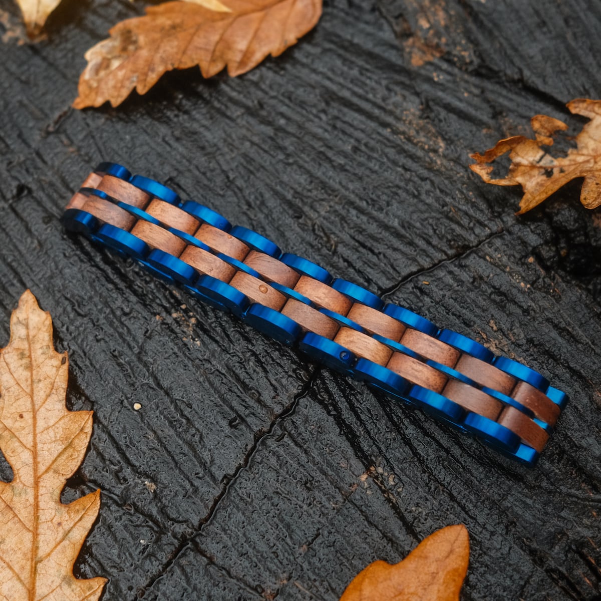 Dit Canon Bandlet valt op dankzij de perfecte symbiose van hoogwaardig walnotenhout en blauw roestvrij staal. Voor deze collectie gebruiken wij geselecteerde hardhoutsoorten en wordt elk ontwerp vooraf zorgvuldig gecontroleerd. Zo garanderen wij dat de drager er lang plezier van zal hebben!