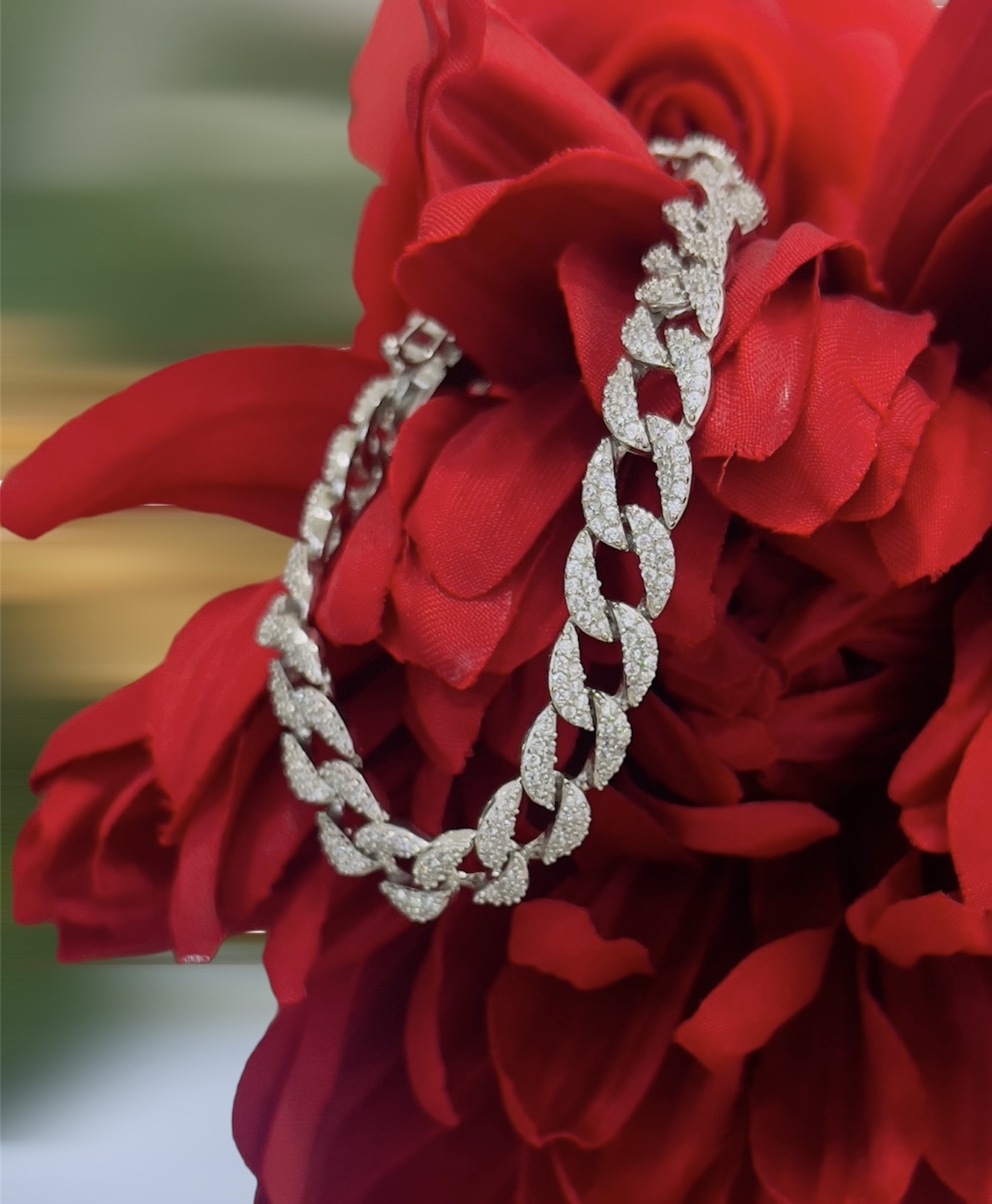 Deze prachtige CUBAN SCHAKEL ARMBAND ZIRKONIA is voorzien van fonkelende zirkonia steentjes voor een glamoureuze uitstraling. Deze armband voegt direct een vleugje luxe toe aan elke outfit. Draag hem alleen voor een subtiele touch of combineer met andere armbanden voor een trendy look. Het perfecte accessoire voor dagelijks gebruik of speciale gelegenheden. Maak je look compleet met deze schitterende armband!