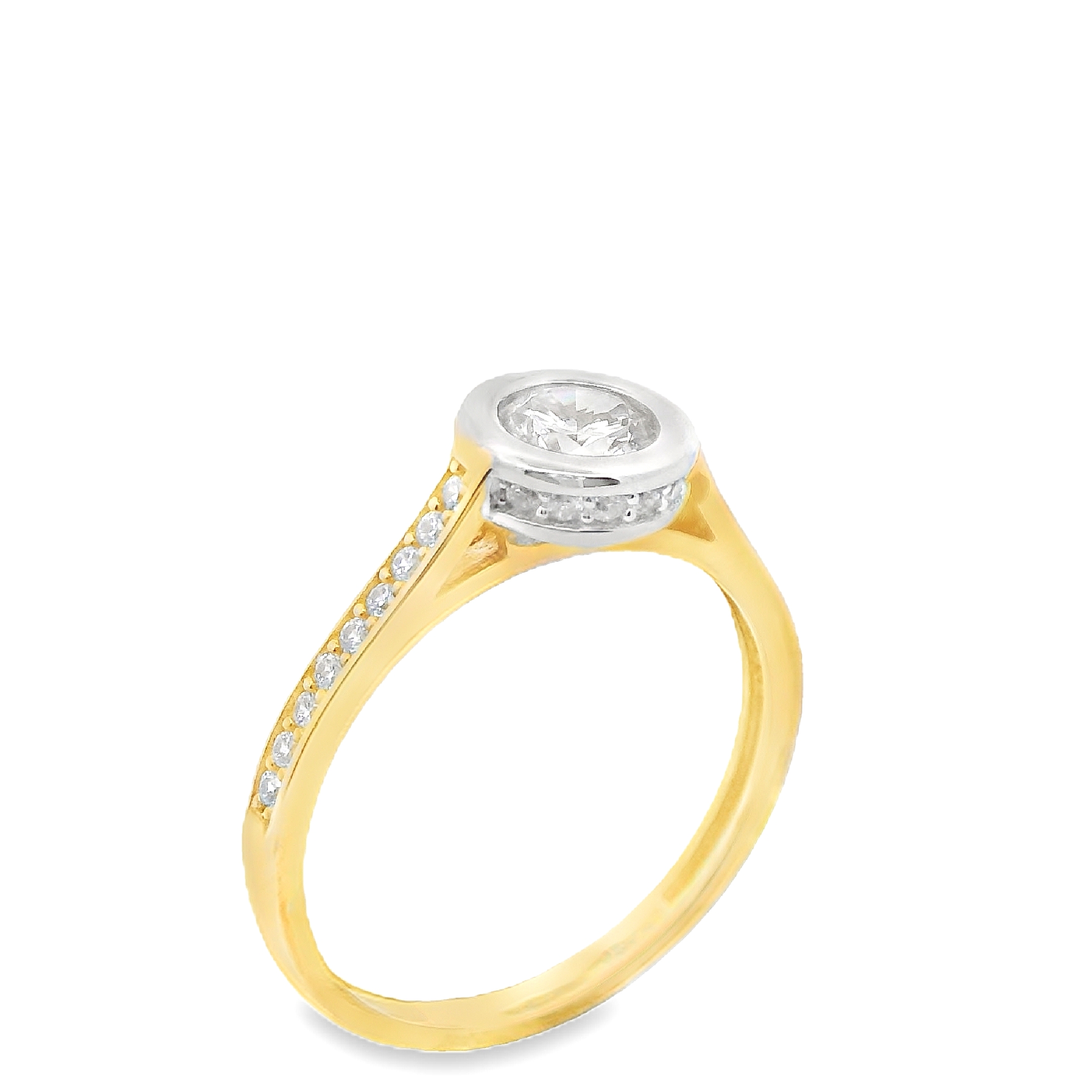 Deze ring van Louis Bros is vervaardigd uit 14 karaat bicolor (2.60 gr).
Deze ring combineert de luxe van geelgoud met de strakke uitstraling van witgoud in een modern design. Versierd met sprankelende zirkonia-steentjes, voegt deze ring een vleugje glans en elegantie toe. Het subtiele contrast van de metalen en de schittering van de zirkonia maken dit sieraad tot een verfijnd statementstuk, perfect voor elke moderne vrouw die houdt van tijdloze schoonheid met een eigentijdse twist.
De ring is verkrijgbaar in meerdere afmetingen.