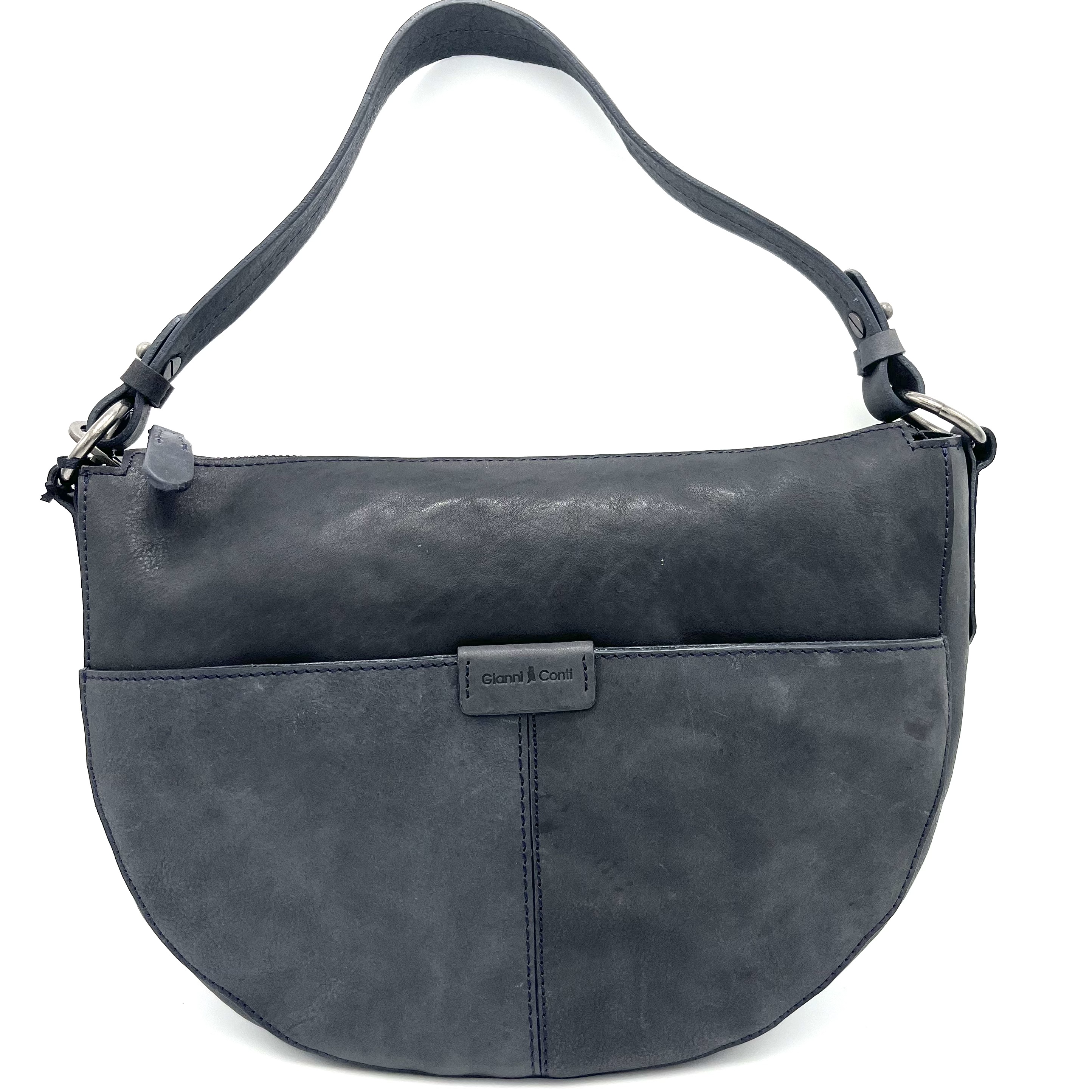 Deze Gianni Conti crossbody in blauw is gemaakt van hoogwaardig leder met een verfijnde afwerking. Het heeft een verstelbare schouderband en meerdere vakken om al je spullen georganiseerd te houden. Draag het over je schouder of crossbody voor een stijlvolle look. Perfect voor dagelijks gebruik of een avondje uit. Maak je outfit compleet met deze prachtige tas!

Eigenschappen:
jeans voering
voorzijde voorzien van steekvak
achterzijde een steekvak
Binnenkant diverse steekvakken en ritsvak
Afneembare korte draagriem
Afneembare lange en verstelbare schouderriem

Afmetingen:
Hoogte 24cm x breed 33cm x diep 12cm