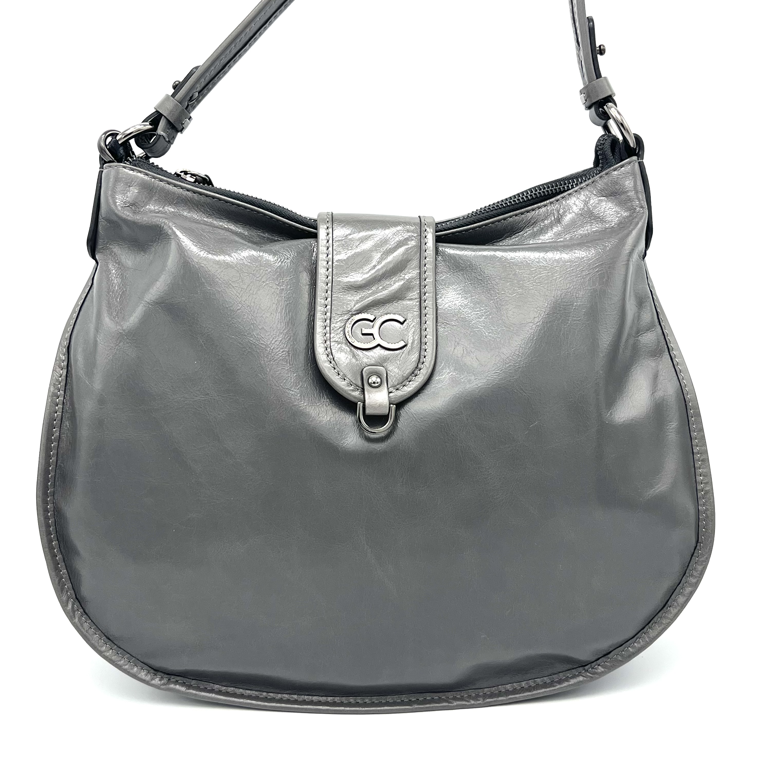 Deze Gianni Conti buidel in Grigio is voorzien van een elegante en tijdloze uitstraling. Het heeft een verstelbare schouderband en meerdere opbergvakken, ideaal voor het meenemen van al je benodigdheden. Draag deze buidel als een crossbody tas voor een trendy en handige look. Het perfecte accessoire voor dagelijks gebruik! Maak je outfit compleet met deze stijlvolle buidel.

Eigenschappen:
Afneembare korte band
Afneembare /. verstelbare lange schouderriem
Binnenkant twee steekvakken en een ritsvak

Afmetingen:
Hoogte 27cm x breed 33cm x 10cm

