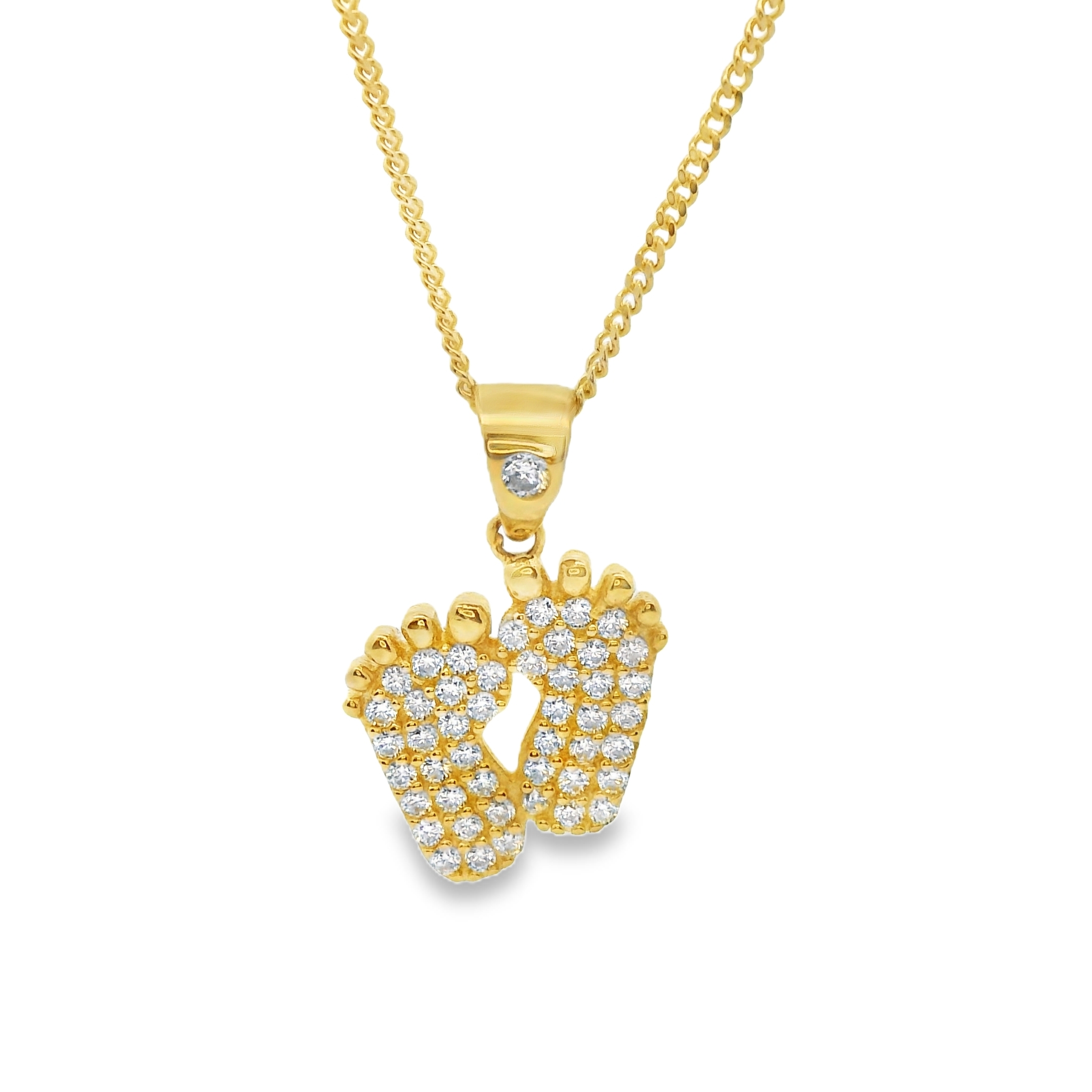 Deze hanger is vervaardigd uit 14 karaat geelgoud (1.21 gr.).Deze hanger met zirkonia in de vorm van babyvoetjes is een bijzonder en betekenisvol sieraad. De warme gloed van het geelgoud gecombineerd met de fonkelende zirkonia maakt dit hangertje extra speciaal. De schattige babyvoetjes symboliseren nieuw leven en vreugde, waardoor deze hanger een perfect cadeau is voor een trotse ouder of als aandenken aan een dierbaar moment. Het sieraad straalt zowel tederheid als elegantie uit, en is een tijdloze manier om een dierbare herinnering altijd dicht bij je te dragen.
