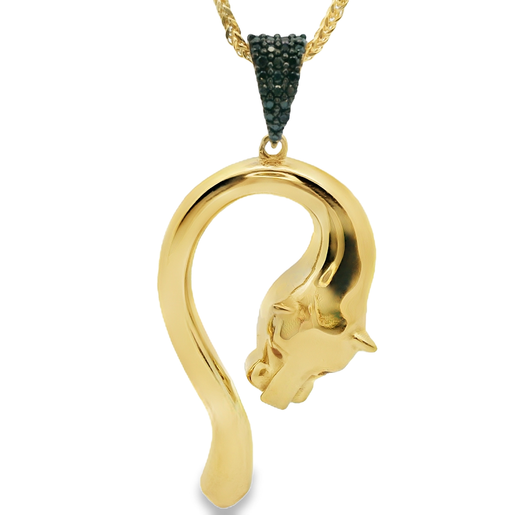 Deze hanger is vervaardigd uit 14 karaat geelgoud (3.32 gr.). Deze hanger in de vorm van een panter is een krachtig en verfijnd sieraad. De warme gloed van het geelgoud benadrukt de sierlijke lijnen en de wilde elegantie van de panter, een symbool van kracht, moed en mysterie. Deze hanger is perfect voor wie een statement wil maken met een uniek en luxueus sieraad. Het is een tijdloos accessoire dat elke outfit een vleugje karakter en stijl geeft, geschikt voor zowel speciale gelegenheden als dagelijks gebruik.