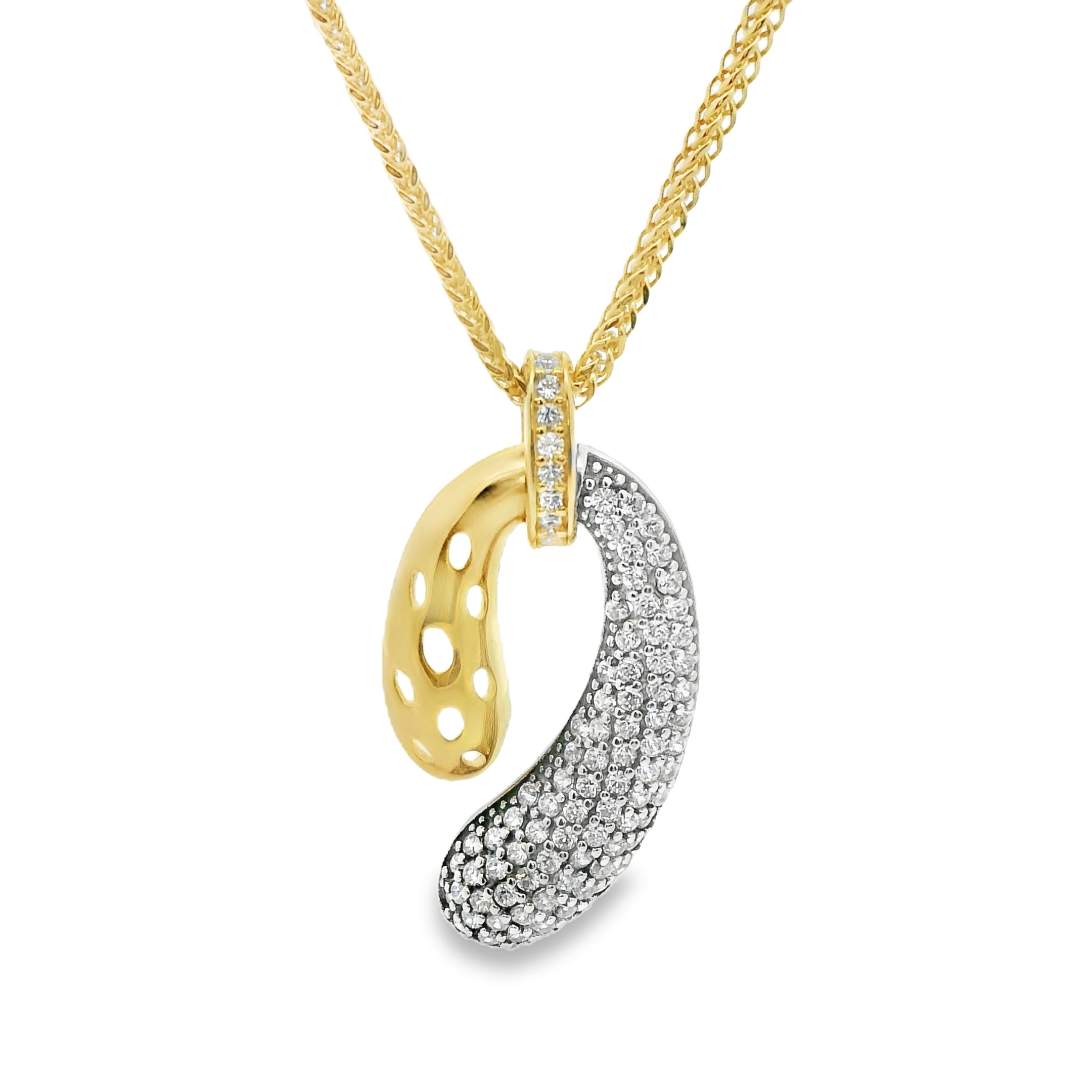 Deze hanger van Louis Bros is vervaardigd uit 14 karaat bicolor (2.58 gr.).Deze hanger met zirkonia combineert moderne elegantie met sprankelende schittering. De samensmelting van geelgoud en witgoud creëert een verfijnde en veelzijdige uitstraling, terwijl de zirkonia de hanger een extra vleugje glamour geeft. Dit sieraad is perfect voor wie houdt van een stijlvolle en tijdloze look, en kan zowel bij feestelijke gelegenheden als dagelijks gedragen worden. Met deze hanger voeg je een subtiele maar opvallende glans toe aan elke outfit.
