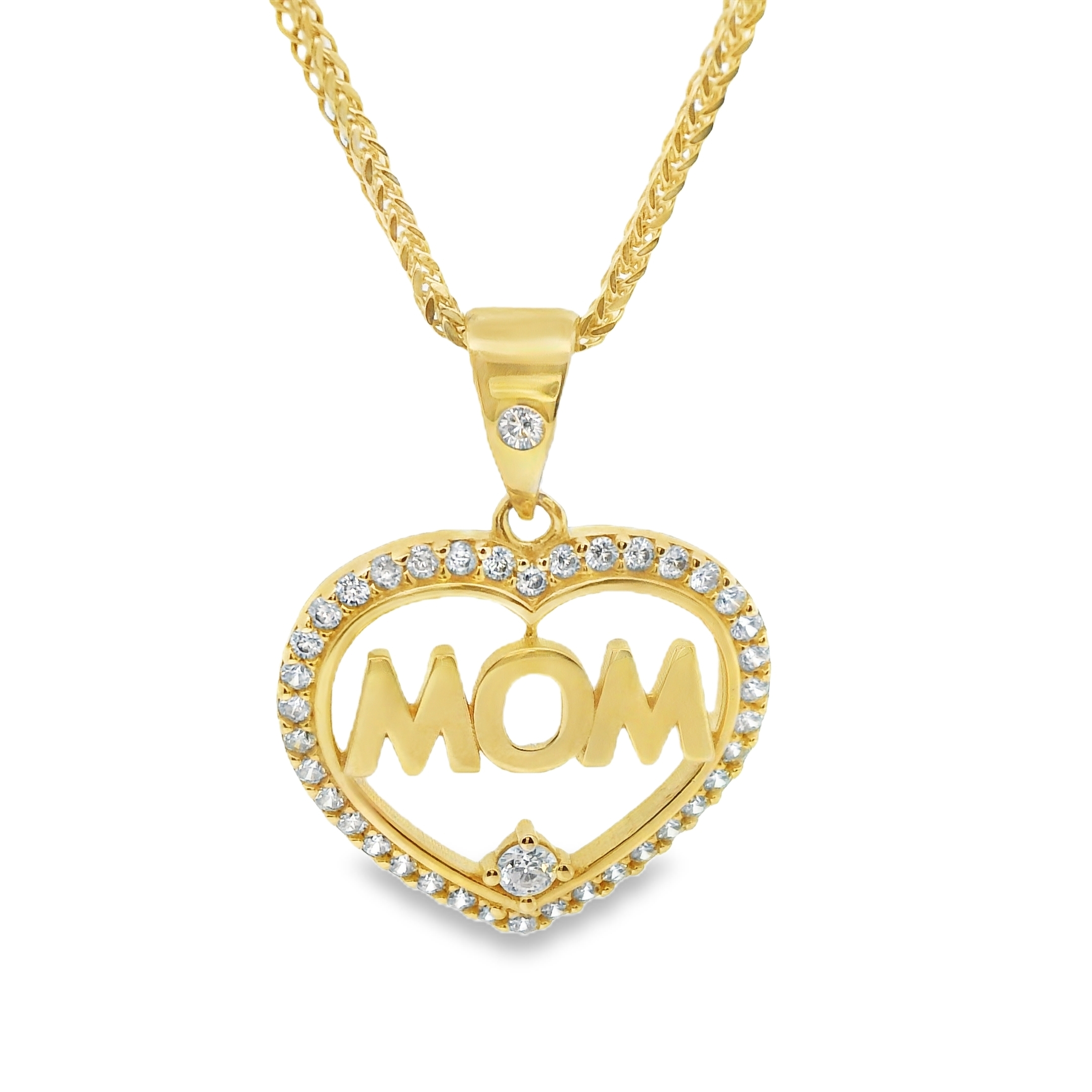 Deze hanger van Louis Bros is vervaardigd uit 14 karaat geelgoud met zirkonia (2.82 gr.). 
Deze hanger met zirkonia in de vorm van een hartje met het woord "Mom" is een prachtig en betekenisvol sieraad. De warme gloed van het geelgoud en de fonkelende zirkonia maken dit hangertje een perfect symbool van liefde en waardering voor moeder. Het hartje, als teken van genegenheid, gecombineerd met de elegante inscriptie "Mom", maakt deze hanger een emotioneel en stijlvol cadeau. Dit sieraad is een tijdloze manier om een bijzondere band te vieren en kan elke dag met trots gedragen worden.