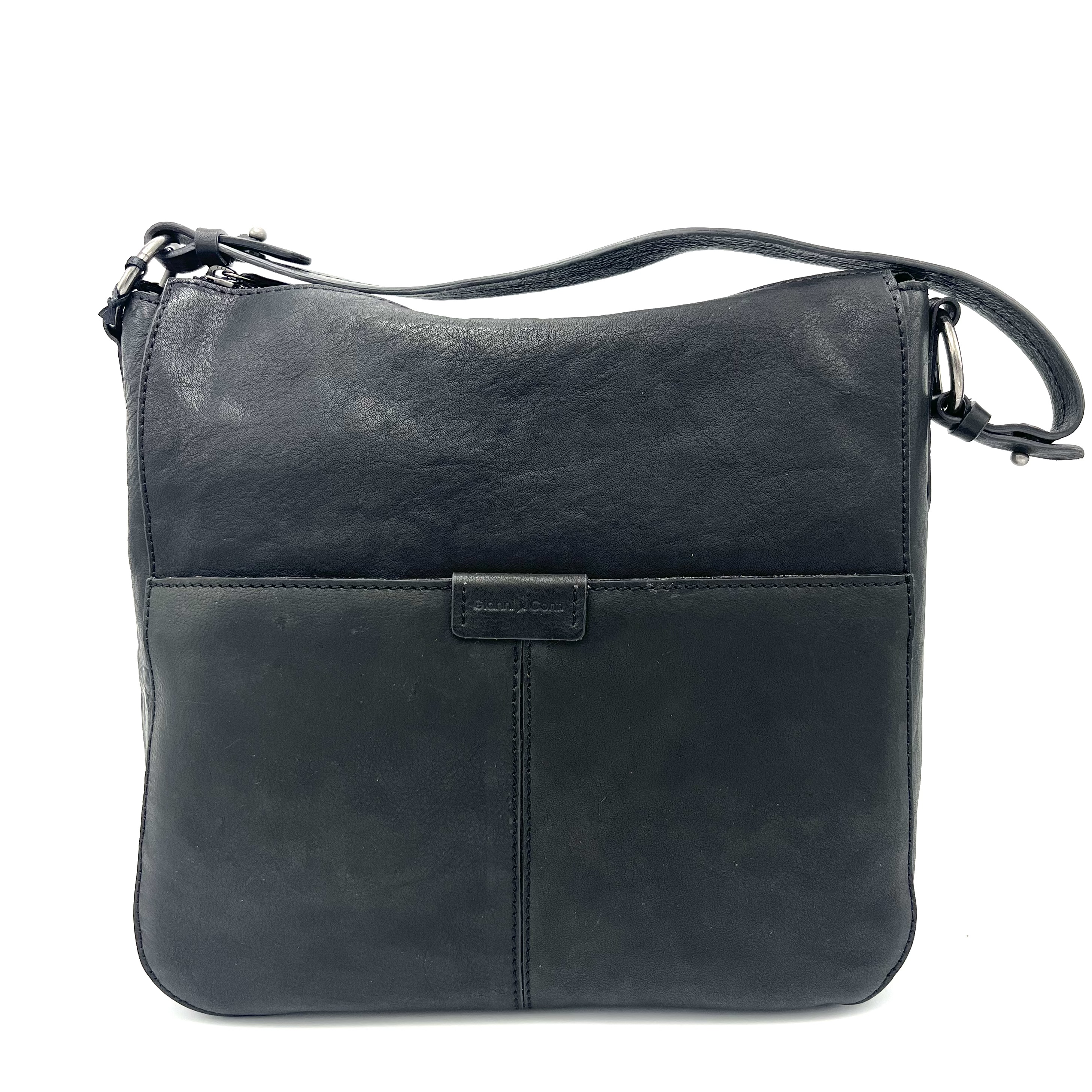 Deze Gianni Conti schoudertas Nero heeft een strak en klassiek ontwerp met goudkleurige details. De tas heeft een ruim hoofdvak en verschillende handige vakken voor het opbergen van al je spullen. Draag deze tas over je schouder of crossbody voor een stijlvolle look. Perfect voor dagelijks gebruik of een avondje uit. Maak je outfit compleet met deze prachtige tas!
Kenmerken:
buitenkant is voorzien van steekvakken en een ritsvak

Binnenkant is voorzien van:
stoere jeansvoering met ritsvak en twee steekvakken

Korte draagriem is afneembaar
Lange draagriem is afneembaar en verstelbaar

Afmetingen:
Hoogte 30cm x breed 28cm x diep 10cm
