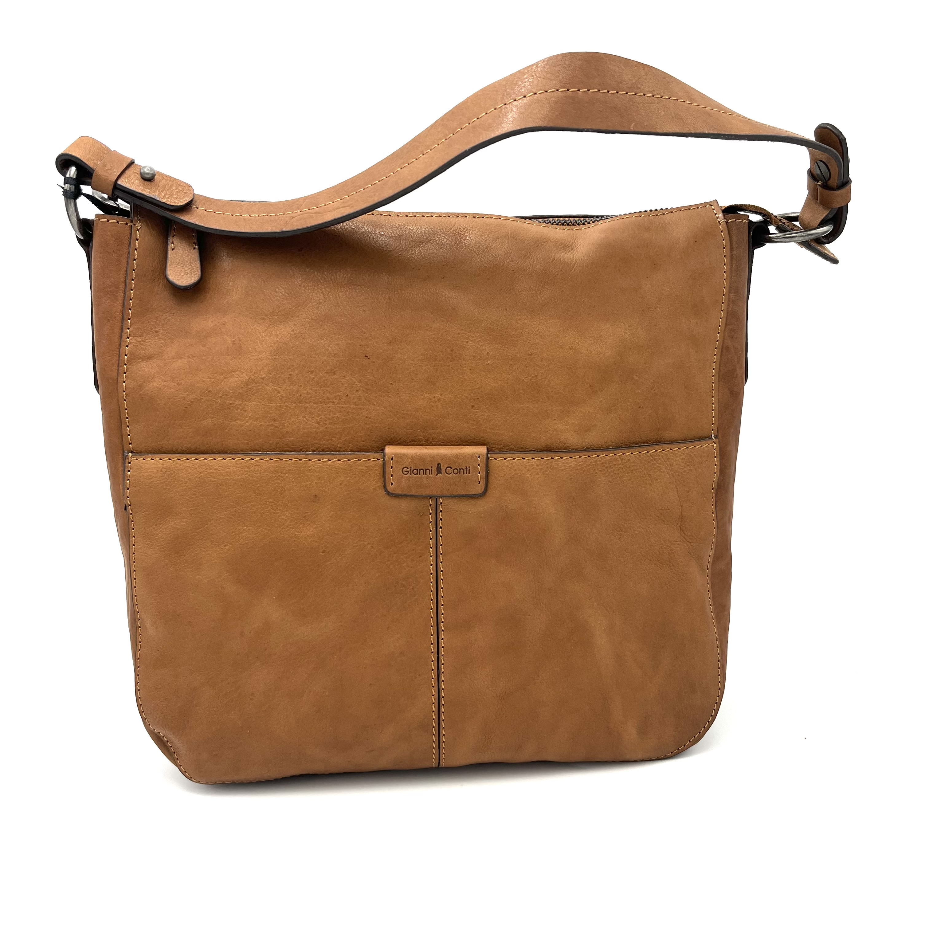 De Gianni Conti schoudertas in cognackleur heeft een elegant en tijdloos ontwerp. De tas is gemaakt van hoogwaardig leer en heeft een verstelbare schouderband voor optimaal draagcomfort. Met meerdere vakken en een ritssluiting is deze tas ideaal voor het opbergen van al je dagelijkse benodigdheden. Draag deze tas over je schouder of crossbody voor een stijlvolle look.
Kenmerken:
buitenkant is voorzien van steekvakken en een ritsvak

Binnenkant is voorzien van:
stoere jeansvoering met ritsvak en twee steekvakken

Korte draagriem is afneembaar
Lange draagriem is afneembaar en verstelbaar

Afmetingen:
Hoogte 30cm x breed 28cm x diep 10cm