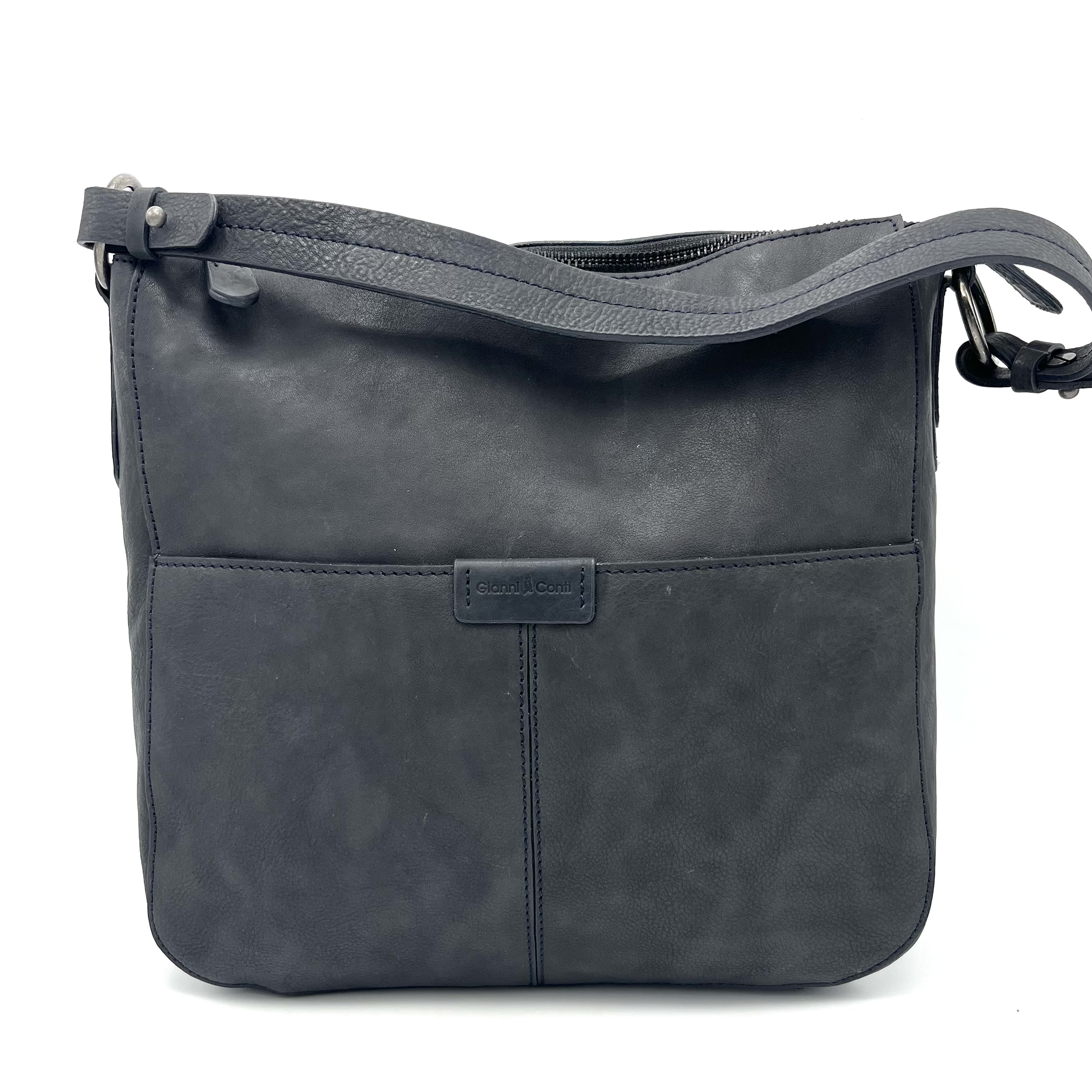 Deze Gianni Conti schoudertas Blu heeft een ruim hoofdvak en diverse handige vakken om al jouw essentials georganiseerd op te bergen. De tas is gemaakt van hoogwaardig leer en heeft een verstelbare schouderband voor extra comfort. Draag deze tas over je schouder of crossbody voor een stijlvolle look. Perfect voor dagelijks gebruik of een avondje uit!
Kenmerken:
buitenkant is voorzien van steekvakken en een ritsvak

Binnenkant is voorzien van:
stoere jeansvoering met ritsvak en twee steekvakken

Korte draagriem is afneembaar
Lange draagriem is afneembaar en verstelbaar

Afmetingen:
Hoogte 30cm x breed 28cm x diep 10cm