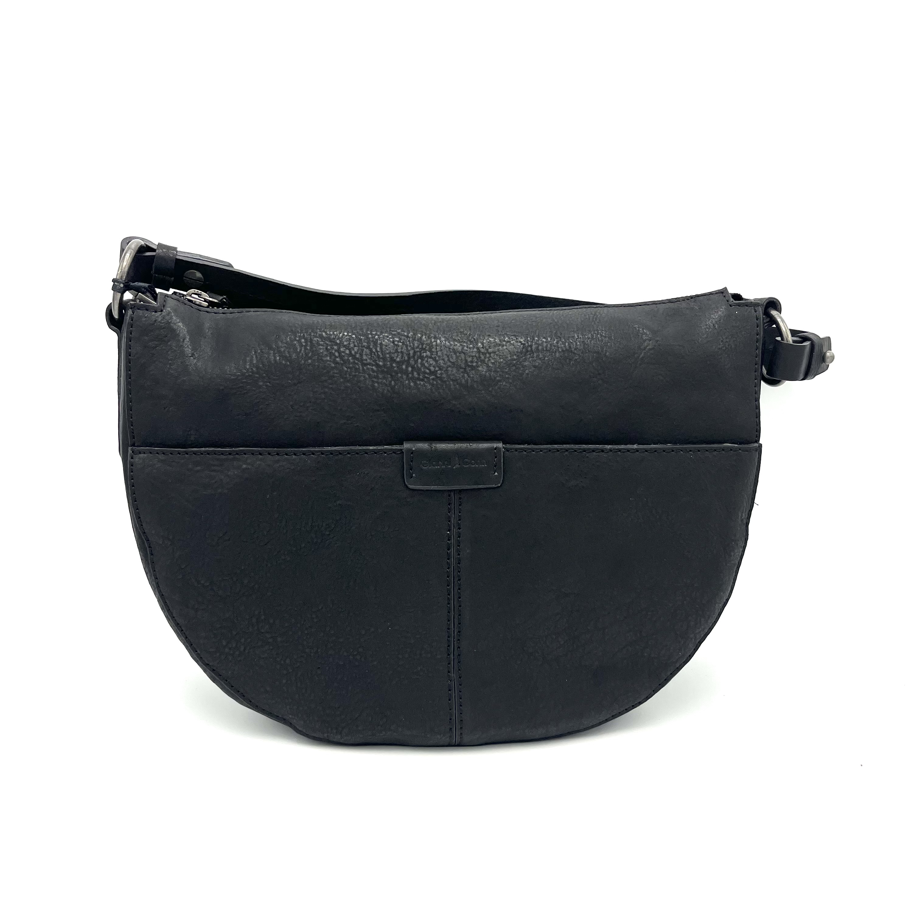 Deze Gianni Conti Crossbody tas is gemaakt van hoogwaardig leer en heeft een tijdloos ontwerp met zilveren hardware. De tas heeft een verstelbare schouderriem en diverse vakken om al je benodigdheden georganiseerd te houden. Draag hem over je schouder of crossbody voor een moeiteloze en stijlvolle look. De perfecte keuze voor elke gelegenheid!
Eigenschappen:
jeans voering
voorzijde voorzien van steekvak
achterzijde een steekvak
Binnenkant diverse steekvakken en ritsvak
Afneembare korte draagriem
Afneembare lange en verstelbare schouderriem

Afmetingen:
Hoogte 24cm x breed 33cm x diep 12cm
