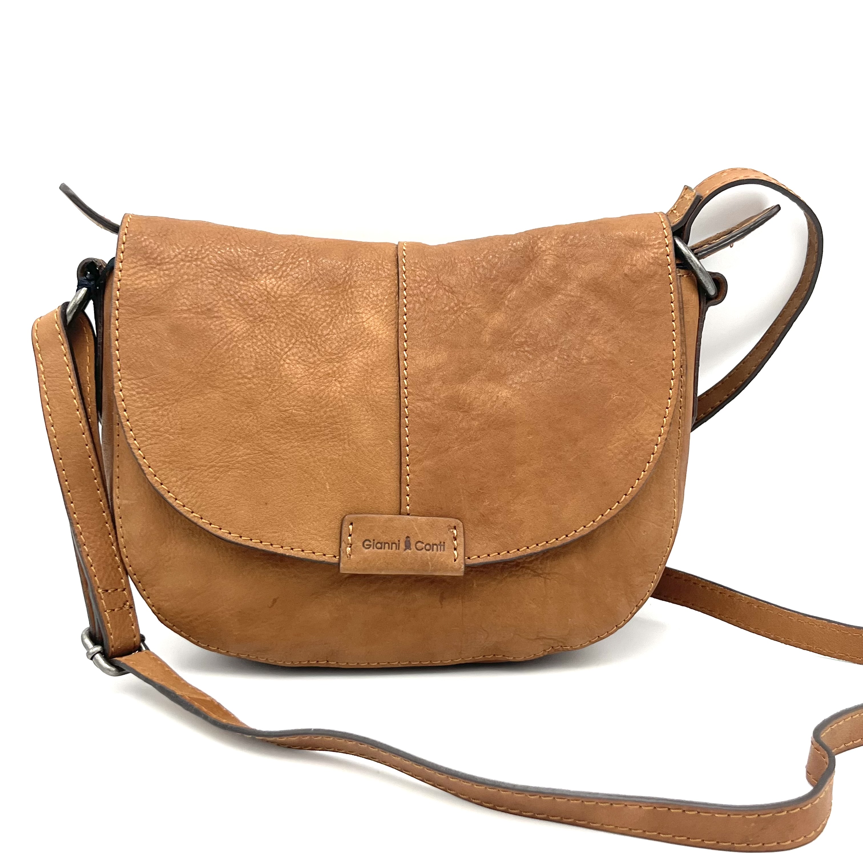 Deze Gianni Conti crossbody tas in Cognac is voorzien van een verstelbare schouderband, een hoofdvak met rits en een hoofdcompartiment met extra vakken voor je essentials. Draag deze tas gemakkelijk over je schouder of crossbody voor een trendy look. Perfect voor dagelijks gebruik of een avondje uit. Deze tijdloze tas is gemaakt van hoogwaardig leer en past bij elke outfit. Maak je look compleet met deze stijlvolle tas!
Afmetingen:
Hoogte 16cm x breed 23cm x diep 8.5cm