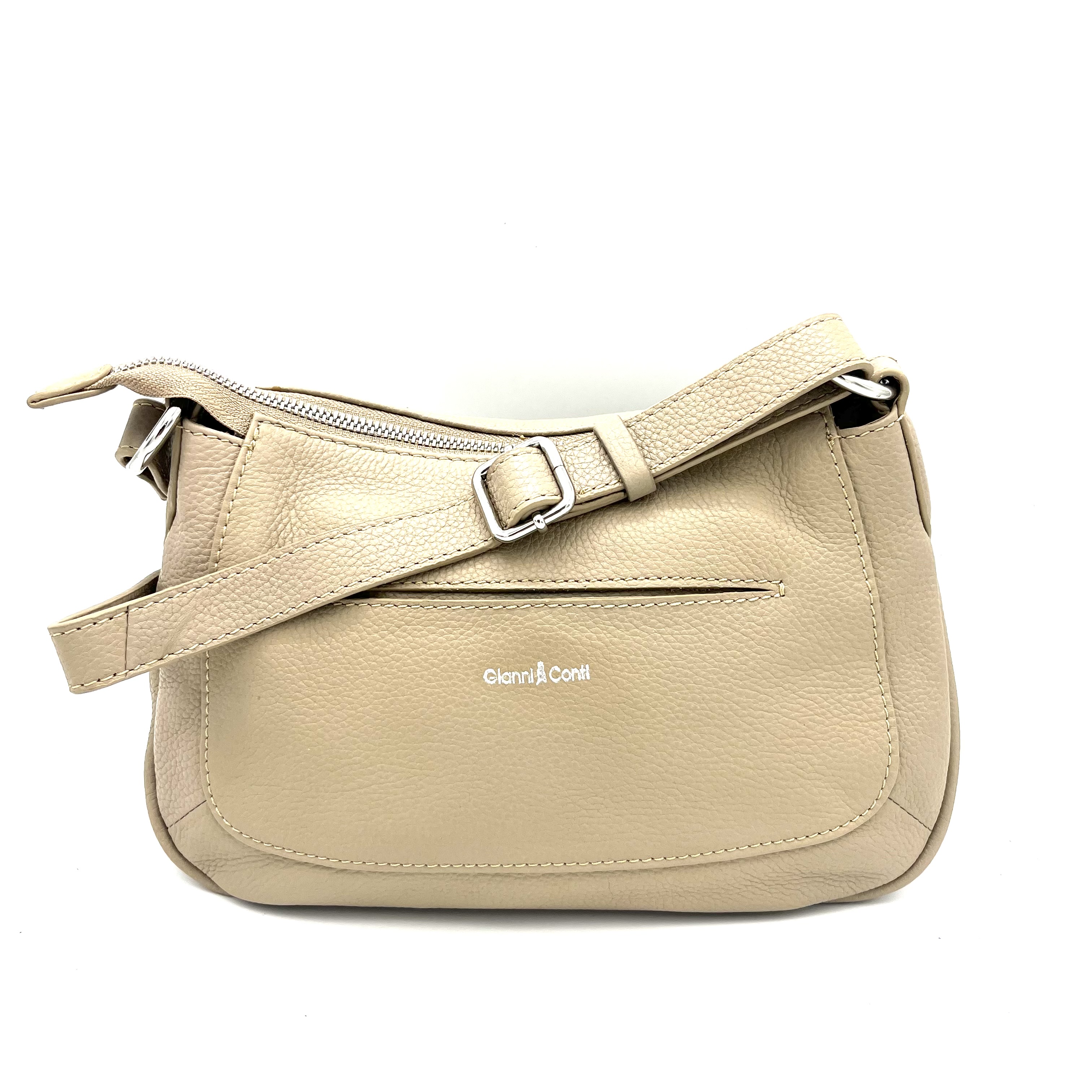 Deze Gianni Conti crossbody tas heeft een trendy jeanslook die perfect past bij elke outfit. De tas is voorzien van verschillende vakken om al je essentials georganiseerd te houden. Draag de tas over je schouder voor een casual en stijlvolle uitstraling. De verstelbare schouderriem zorgt ervoor dat je de tas op de gewenste lengte kunt dragen. Een praktische en modieuze keuze voor dagelijks gebruik.
De binnenkant is voorzien van een kleurige bone voering met steekvak en ritsvak. De lange schouderriem is verstelbaar.

Afmetingen:
Hoogte 17cm x breed 26cm x diep 11cm