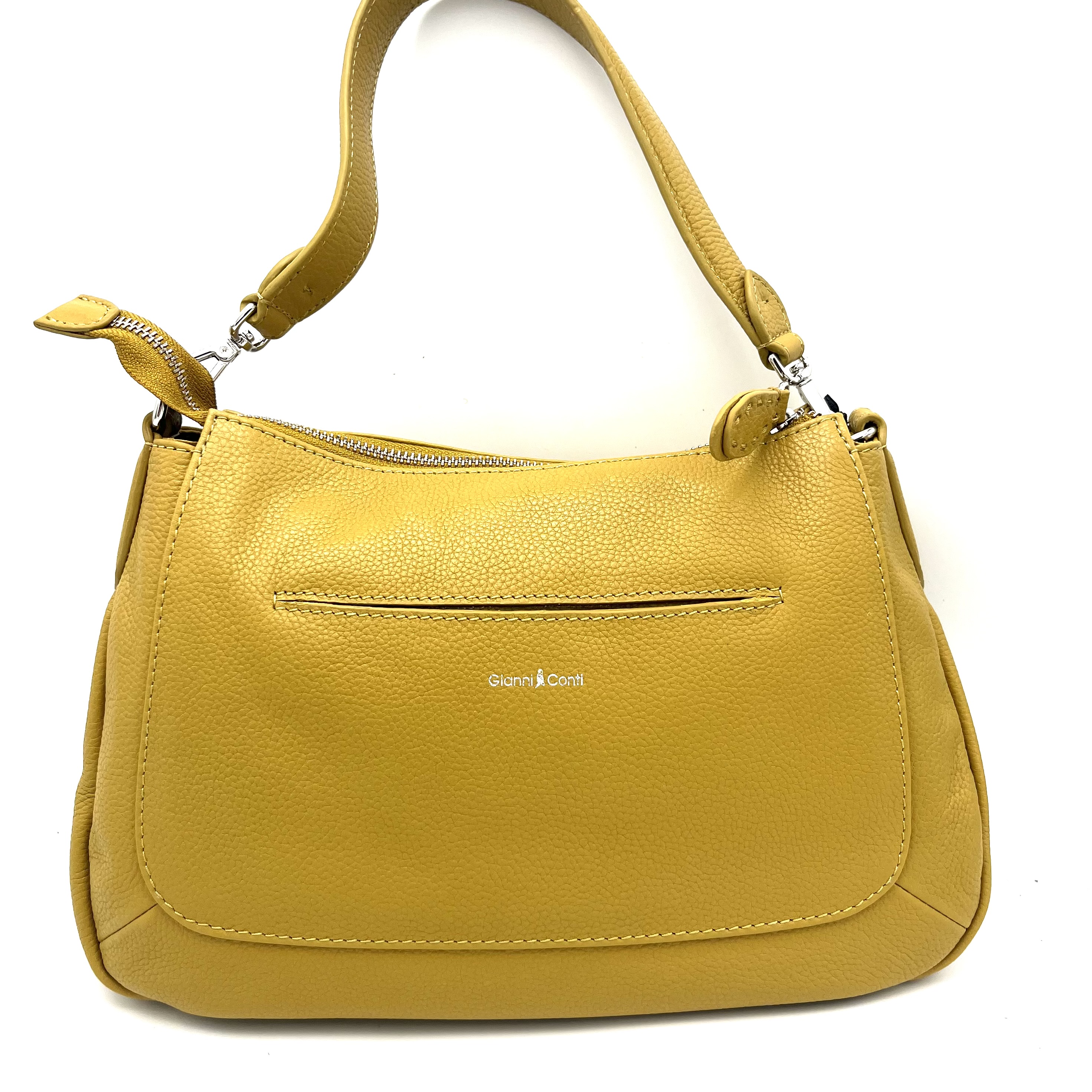 Deze Gianni Conti crossbody tas in jeans is voorzien van een afneembare verstelbare schouderband maar ook kort op uw schouder te dragen, meerdere vakken en een stijlvolle sluiting. De tas is perfect voor dagelijks gebruik en past goed bij casual en trendy outfits. Draag de tas over je schouder of crossbody voor een comfortabele en trendy look. Voeg deze tas toe aan je collectie en maak je outfit compleet!