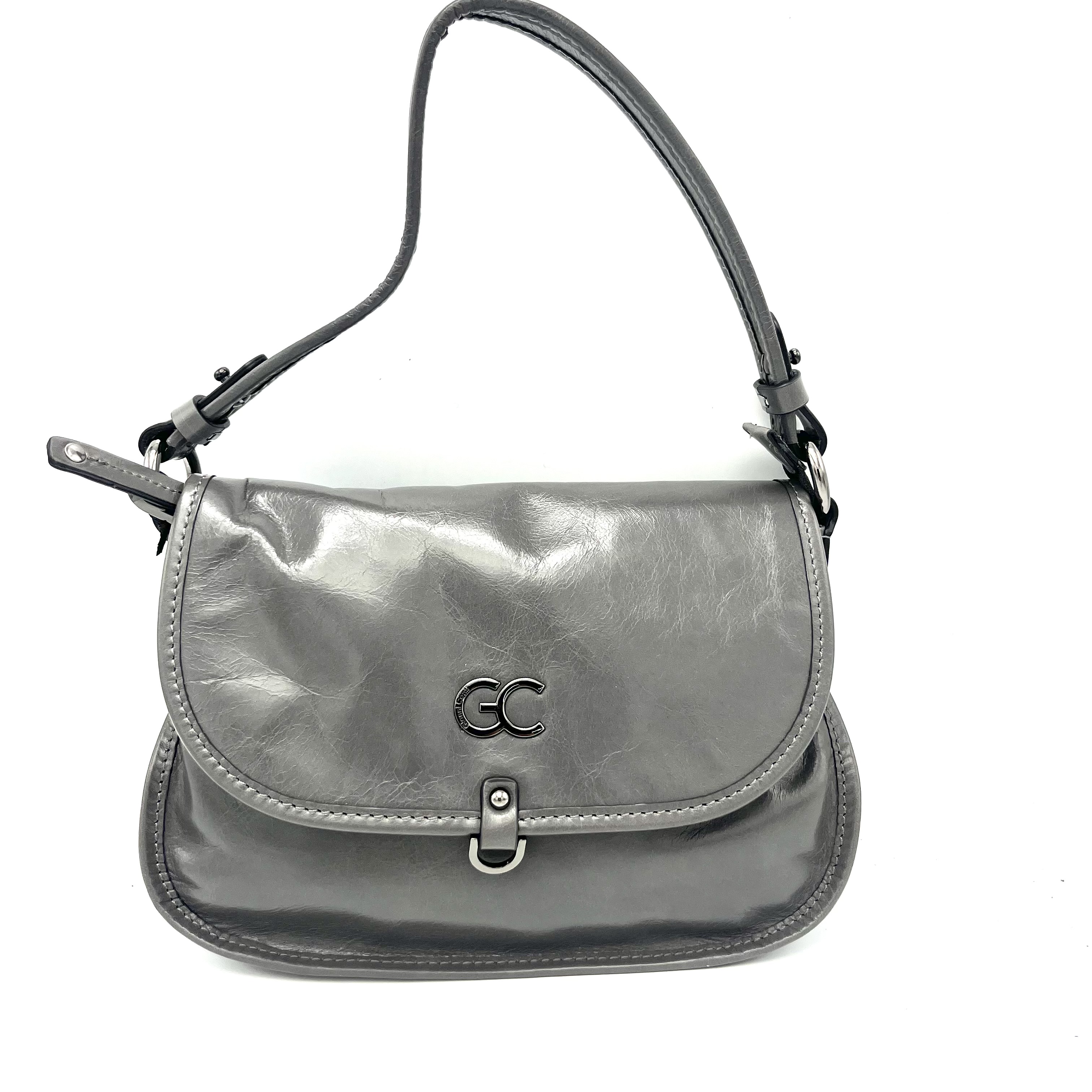 De Gianni Conti schoudertas in de kleur Grigio heeft een stijlvol design met handige vakjes en een verstelbare schouderriem. De tas is gemaakt van hoogwaardig leer en is perfect voor dagelijks gebruik. Draag de tas crossbody voor een trendy look of over de schouder voor meer comfort. Een tijdloze toevoeging aan elke outfit!
Eigenschappen:
klep met hieronder een rits
Achterrrits]
binnenkant is voorzien van een lichte polyester voering
binnenkant is voorzien van een ritsvak en een steekvak

Afmetingen:
Hoogte 18cm x breed 24cm x diep 10cm