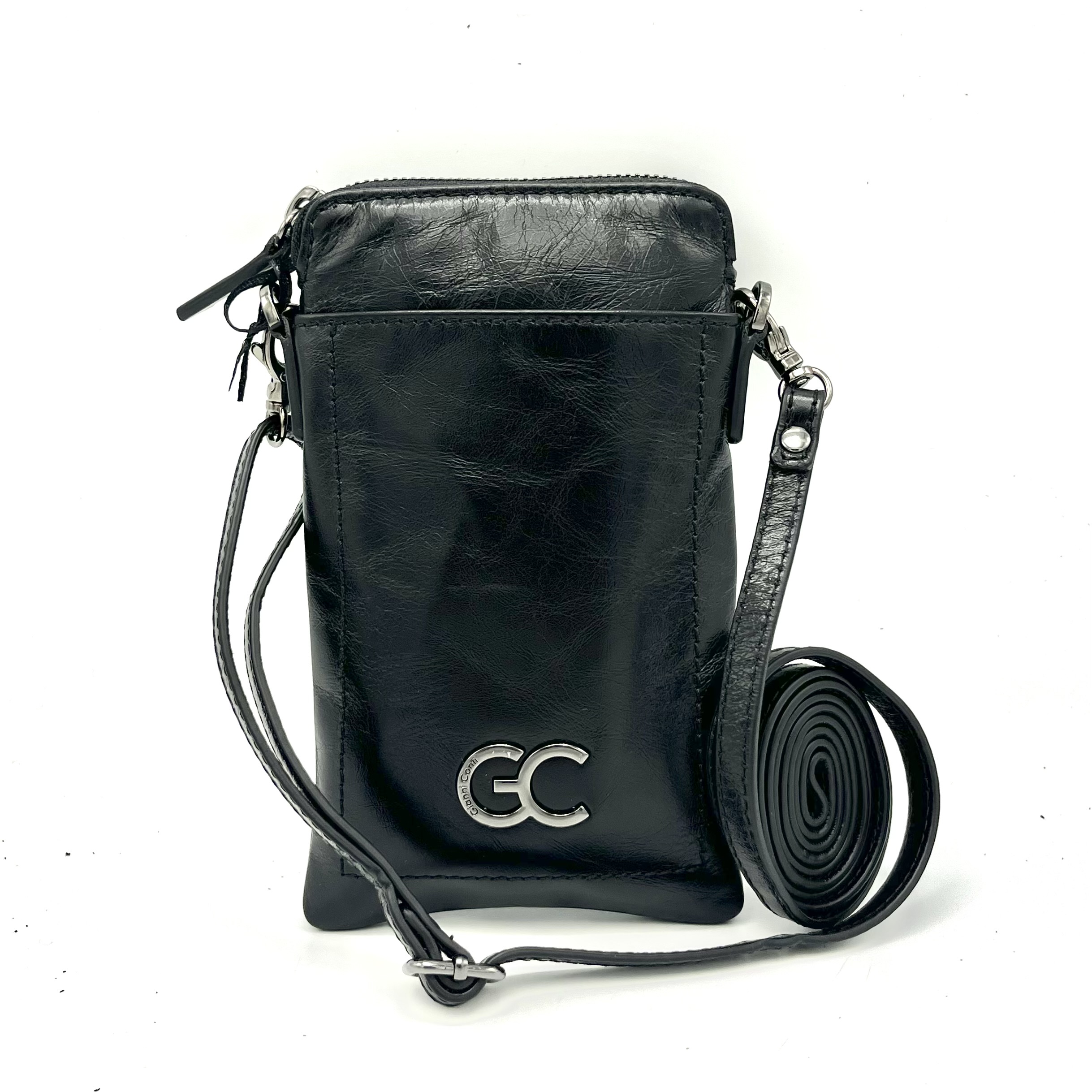 Deze Gianni Conti telefoontasje Nero is gemaakt van hoogwaardig leer en heeft een handige verstelbare band. Het tasje heeft een ritssluiting en biedt ruimte voor een telefoon en enkele andere essentials. Draag het tasje schuin over je lichaam voor een trendy en praktische look. Perfect voor een avondje uit of een dagje winkelen!
Ritsvak
steekvak
afneembare en verstelbare schouderriem

Afmetingen:
Hoogte 18cm x breed 10cm x diep 2.5cm