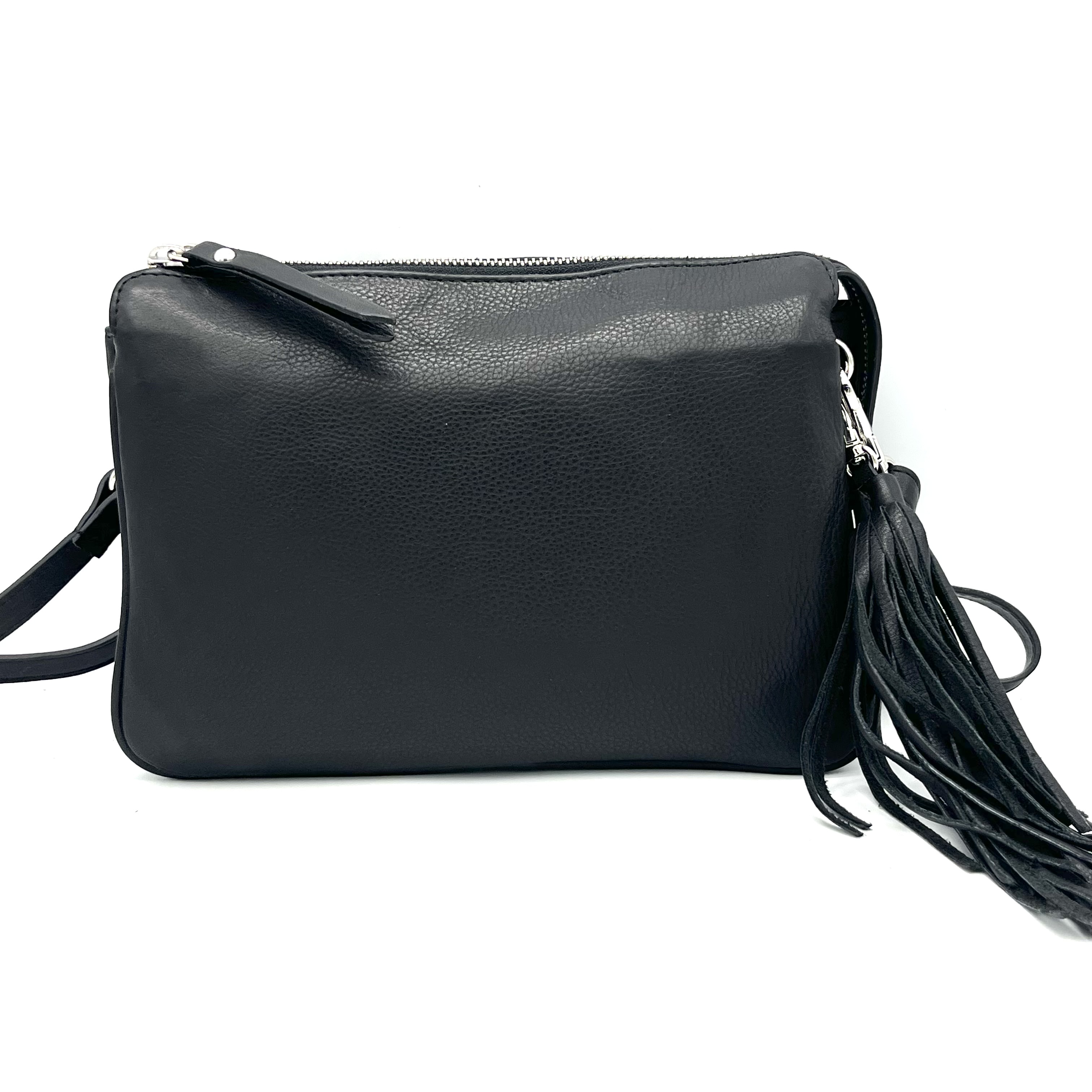 De NeroPantera schoudertas 3 vaks zwart, modelnummer 4354683/BLACK, is een stijlvolle crossbody-tas. Met drie ruime vakken biedt het voldoende opbergruimte voor je dagelijkse benodigdheden. Het is het beste om hem over je lichaam te dragen voor een casual en comfortabele look. Ideaal voor zowel dagelijks gebruik als speciale gelegenheden. 
Deze schoudertas is gemaakt van mooi zacht Nappa leer. Onder de toprits zitten drie vakken.
Het voorste vak is voorzien van twee ruime steekvakken en het middelste vak is voorzien van een ritsvak.
De schouderriem is afneembaar en verstelbaar. Aan de achterzijde is eveneens nog een ritsvak.

Afmetingen:
Hoogte 17cm x breed 25cm x diep 8cm