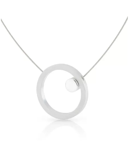 Collier van een grote ring met een ronde vorm erin als magnetische sluiting. De ketting opent door het middelste ronde deel uit de ring te halen. Deze ketting is uitgevoerd in een mat deel en een glanzend deel. Dit collier kun je combineren met andere items uit onze collectie zoals de kleine, ronde oorknopjes O36 en de ring R3. Tijdloos en basic in de vormgeving.