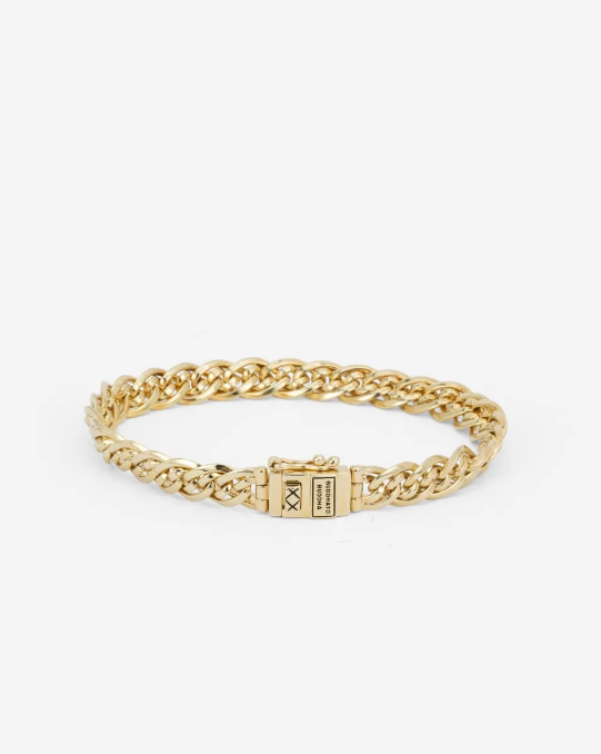 De Nathalie Mini is een subtiele variant van een van onze meest iconische Buddha to Buddha armbanden. Het ontwerp is een van de bekendste schakels uit onze collectie! De aparte dubbele schakels, die typisch zijn voor de Nathalie, maakt deze armband tot een echt meesterwerk. Elke schakel is zorgvuldig met de hand gevormd, een getuigenis van de toewijding en het vakmanschap van onze ambachtslieden. Ontworpen in Amsterdam en handgemaakt in Zuid-Oost Azië van gerecycled zilver met een premium goudlaag van 3.0 micron. De laag goud is gemiddeld 5 maal dikker dan reguliere gold plated items en gemaakt van 18-karaat goud. Deze armband staat voor een perfecte balans tussen duurzaamheid, kwaliteit en stijl. De Nathalie Mini Armband is meer dan alleen een sieraad; het is een verhaal van passie, kunst en connectie.