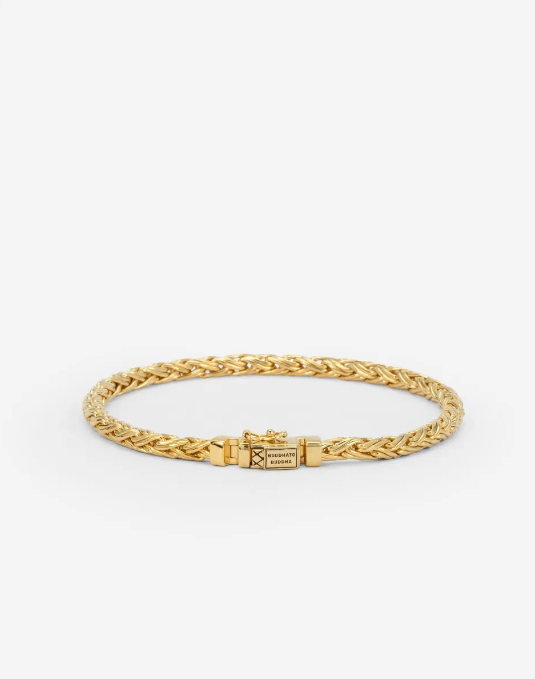 De Katja Mini Armband is gebaseerd op een traditionele Balinese weeftechniek en met de hand gemaakt door gepassioneerde ambachtslieden. Het is een meesterwerk dat puur vakmanschap laat zien. Deze armband, met zijn fijne schakels en gedetailleerde afwerking, is een ode aan de kunst van het verfijnde smeden. Ontworpen in Amsterdam en handgemaakt in Zuid-Oost Azië van gerecycled zilver met een premium goudlaag van 3.0 micron. De laag goud is gemiddeld 5 maal dikker dan reguliere gold plated items en gemaakt van 18-karaat goud. Deze armband is niet alleen een statement van stijl, maar ook van duurzaamheid en kwaliteit. Draag het als een symbool van jouw eigen unieke pad en de onvergetelijke momenten en mijlpalen die je al hebt behaald in je leven.