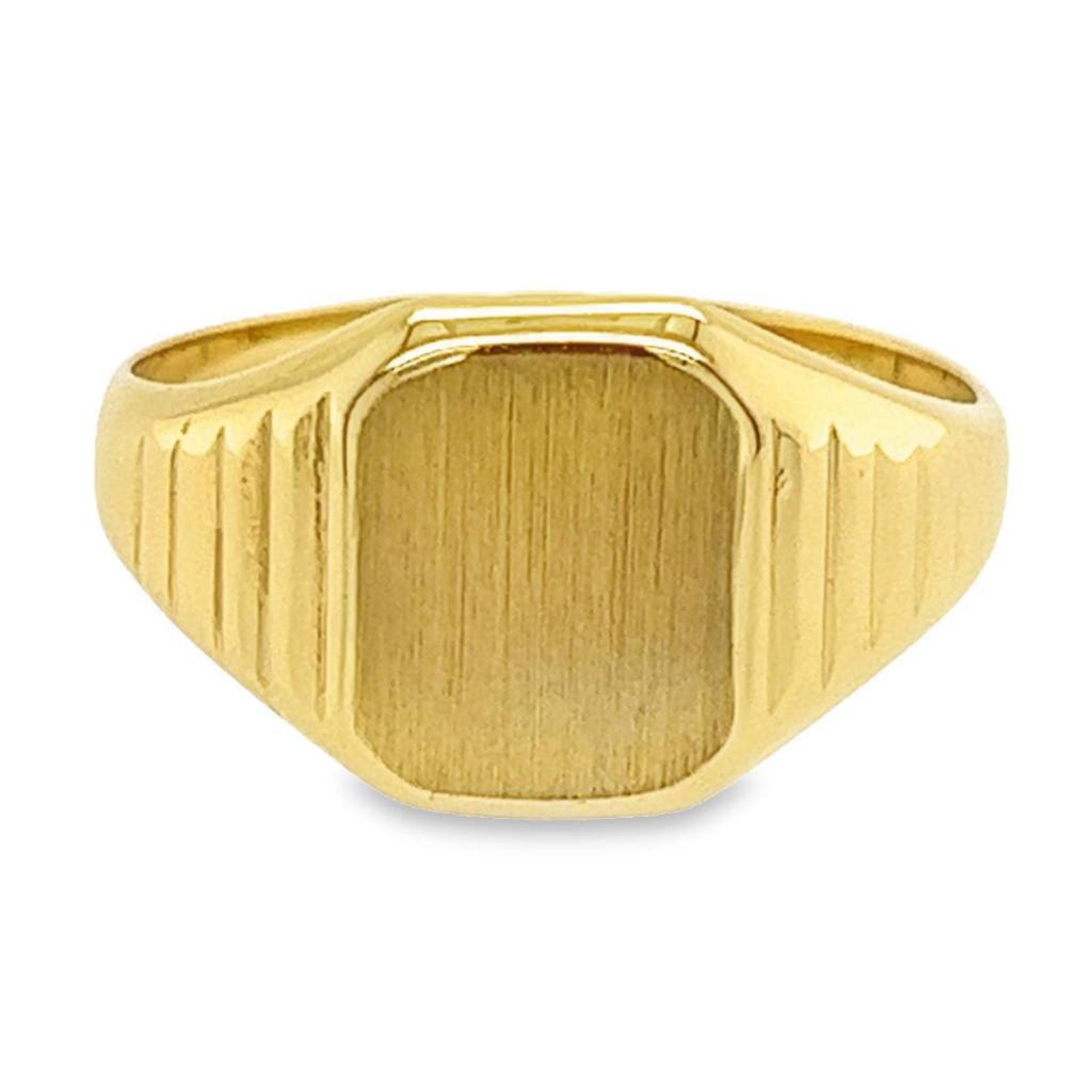 Deze prachtige gouden 14 kr zegelring voor heren is een tijdloos accessoire dat elke outfit een luxe uitstraling geeft. De ring heeft een robuust ontwerp met een klassiek zegeldetail en is perfect voor dagelijks gebruik of speciale gelegenheden. Draag deze ring solo aan je pink of combineer hem met andere ringen voor een trendy look. Een must-have voor elke stijlvolle man!