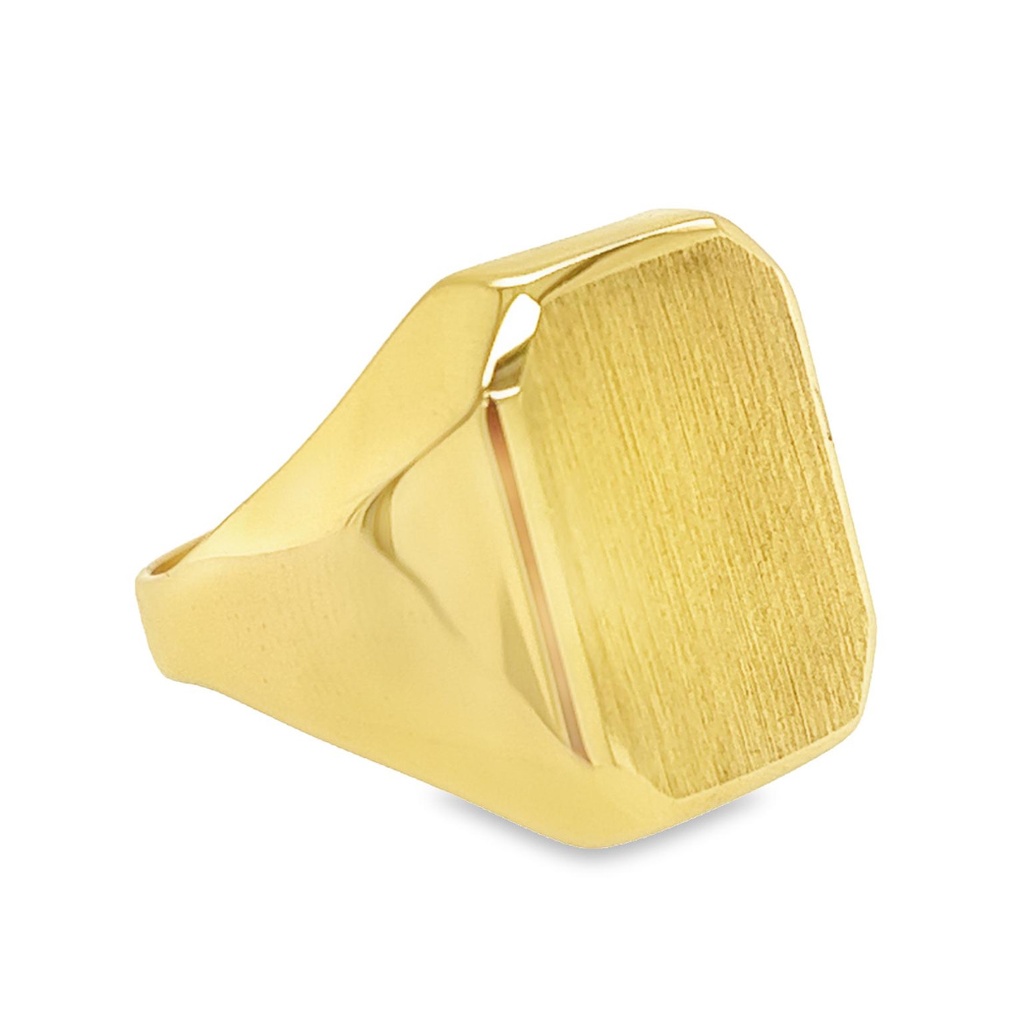 Deze 14 karaats geelgouden monogramring heeft een uniek gematteerde bovenzijde voor een chique uitstraling. Draag deze ring alleen of combineer met andere sieraden voor een mix-and-match look. De ring kan zowel casual als formeel gedragen worden en voegt een persoonlijk tintje toe aan elke outfit. Een must-have accessoire voor liefhebbers van gepersonaliseerde sieraden. Versier je hand met deze prachtige monogramring en straal stijl en klasse uit.