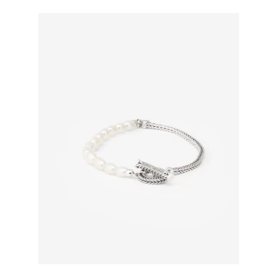 De Barbara Parel armband biedt een unieke mix van witte gekweekte ovale zoetwaterparels, gecombineerd met de kenmerkende Barbara schakel en afgewerkt met een getextureerde toggle sluiting.