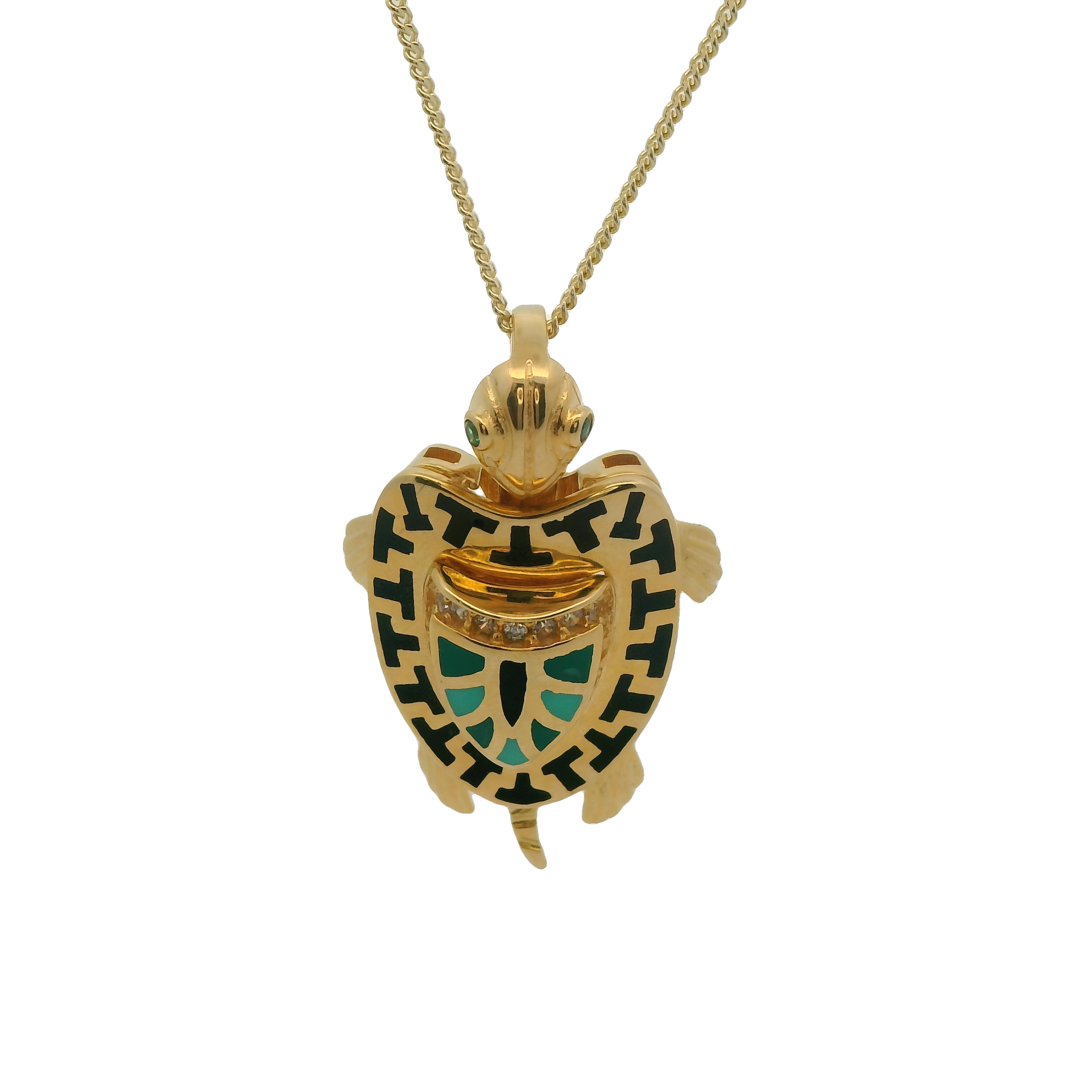 Deze hanger van Louis Bros is vervaardigd uit 14 karaat geelgoud met zirkonia (4.99 gr). 
Deze hanger in de vorm van een schildpad met groene accenten en zirkonia is een uniek en opvallend sieraad. De warme glans van het geelgoud vormt een prachtig contrast met de diepe groene kleur, terwijl de fonkelende zirkonia's de hanger een vleugje luxe en elegantie geven. De schildpad, een symbool van geduld en wijsheid, maakt dit sieraad extra betekenisvol. Perfect voor wie op zoek is naar een stijlvol en bijzonder accessoire dat zowel kracht als schoonheid uitstraalt.