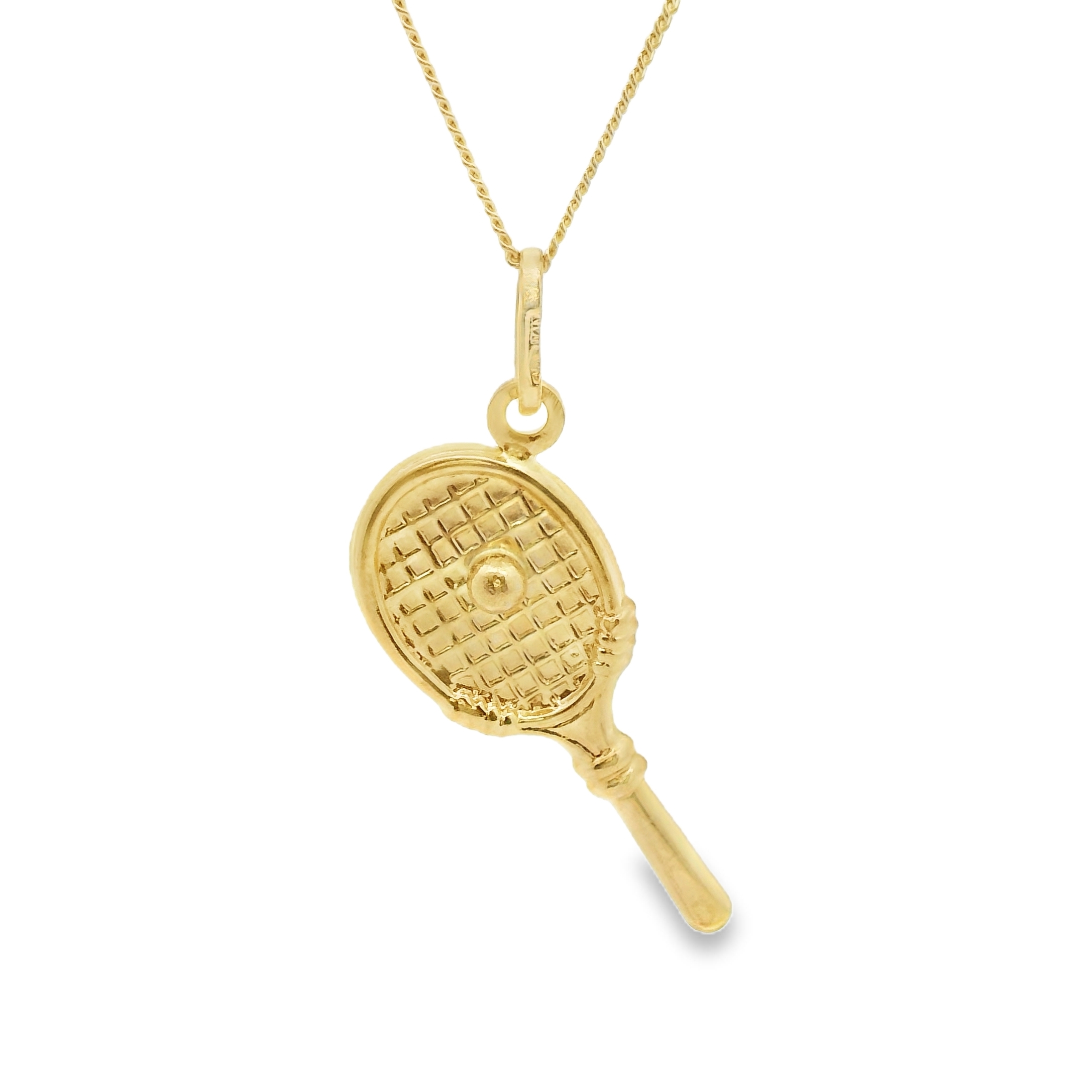 Deze hanger van Louis Bros is vervaardigd uit 14 karaat geelgoud (1.77 gr).
Deze hanger in de vorm van een tennisracket is een stijlvol en sportief sieraad. De warme gloed van het geelgoud geeft de hanger een luxe uitstraling, terwijl het tennisracketontwerp perfect is voor liefhebbers van de sport. Dit unieke accessoire combineert passie voor tennis met elegantie en is ideaal om elke dag te dragen of als een bijzonder cadeau voor een sportliefhebber. Een subtiel, maar krachtig statement dat zowel stijl als persoonlijke interesse uitdrukt.