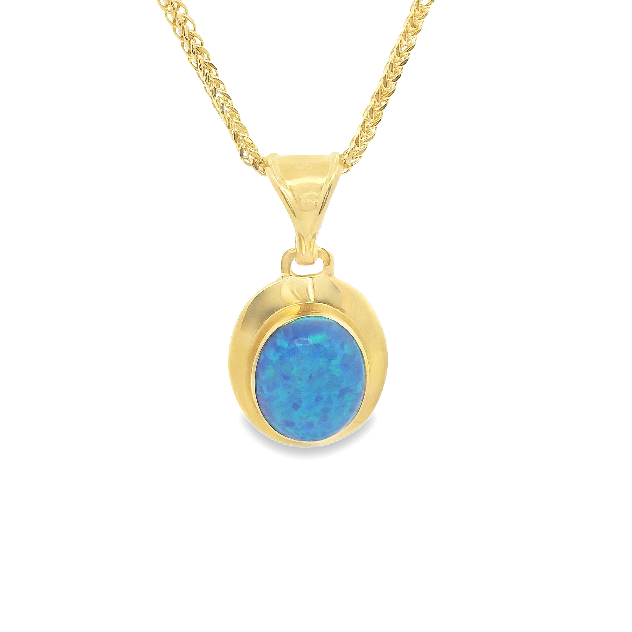 Deze hanger van Louis Bros is vervaardigd uit 14 karaat geelgoud met synthetisch opaal (1.53 gr.). 
Deze hanger met blauwe synthetische opaal is een opvallend en elegant sieraad. De warme gloed van het geelgoud vormt een prachtig contrast met de betoverende blauwe tinten van de synthetische opaal, die bij elke beweging schitteren. Dit sieraad combineert klassieke luxe met een vleugje moderniteit, en is perfect voor wie houdt van unieke, kleurrijke accenten. Of het nu voor een speciale gelegenheid is of als dagelijks accessoire, deze hanger voegt een verfijnde en levendige touch toe aan elke outfit.