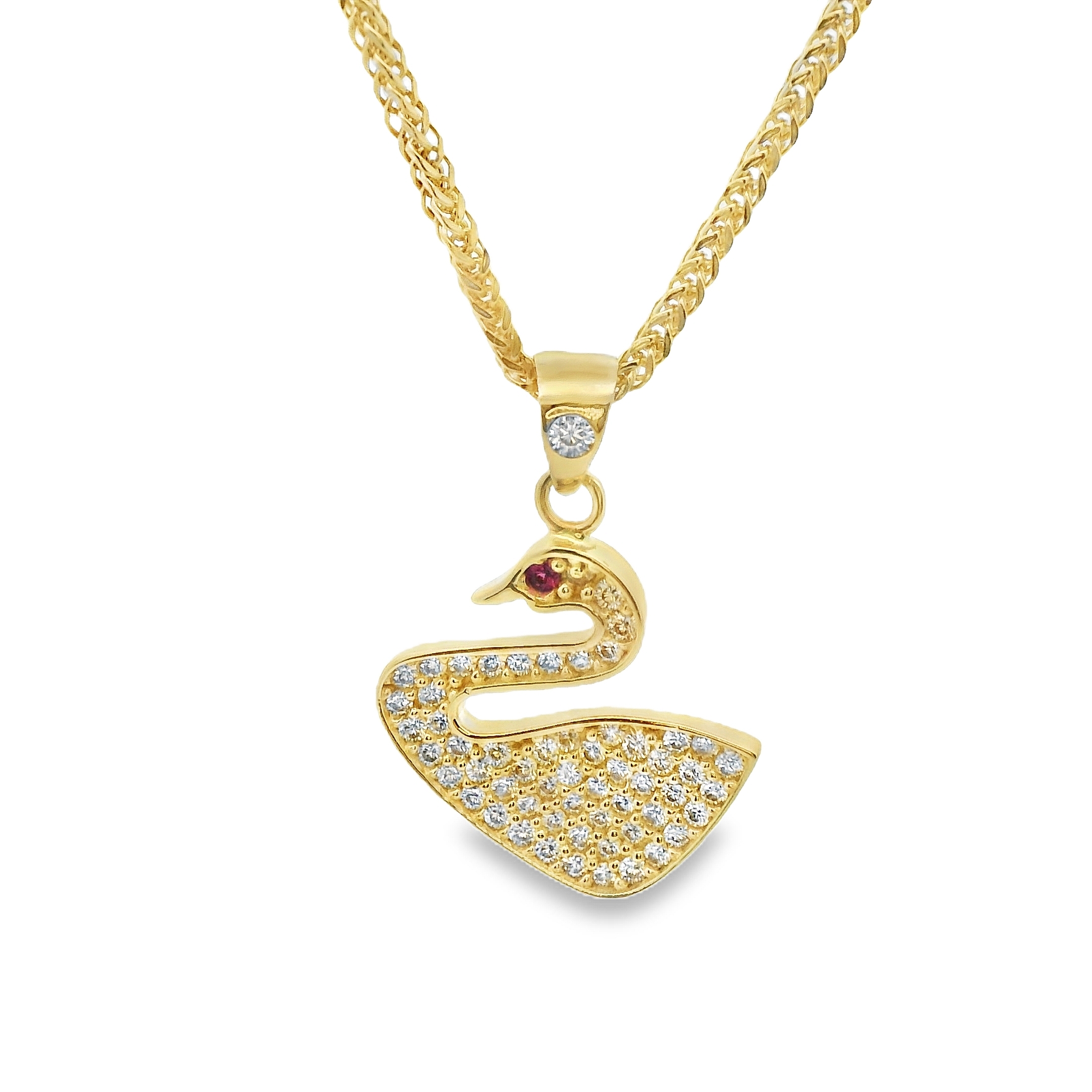 Deze hanger van Louis Bros is vervaardigd uit 14 karaat geelgoud met zirkonia (1.63 gr).
Deze hanger in de vorm van een zwaan met zirkonia is een prachtig symbool van gratie en elegantie. De warme glans van het geelgoud benadrukt de sierlijke lijnen van de zwaan, terwijl de fonkelende zirkonia een extra vleugje luxe toevoegt. De zwaan staat voor schoonheid, liefde en zuiverheid, waardoor dit sieraad niet alleen stijlvol, maar ook betekenisvol is. Perfect voor elke gelegenheid, deze hanger brengt een tijdloze charme en verfijning aan elke outfit.