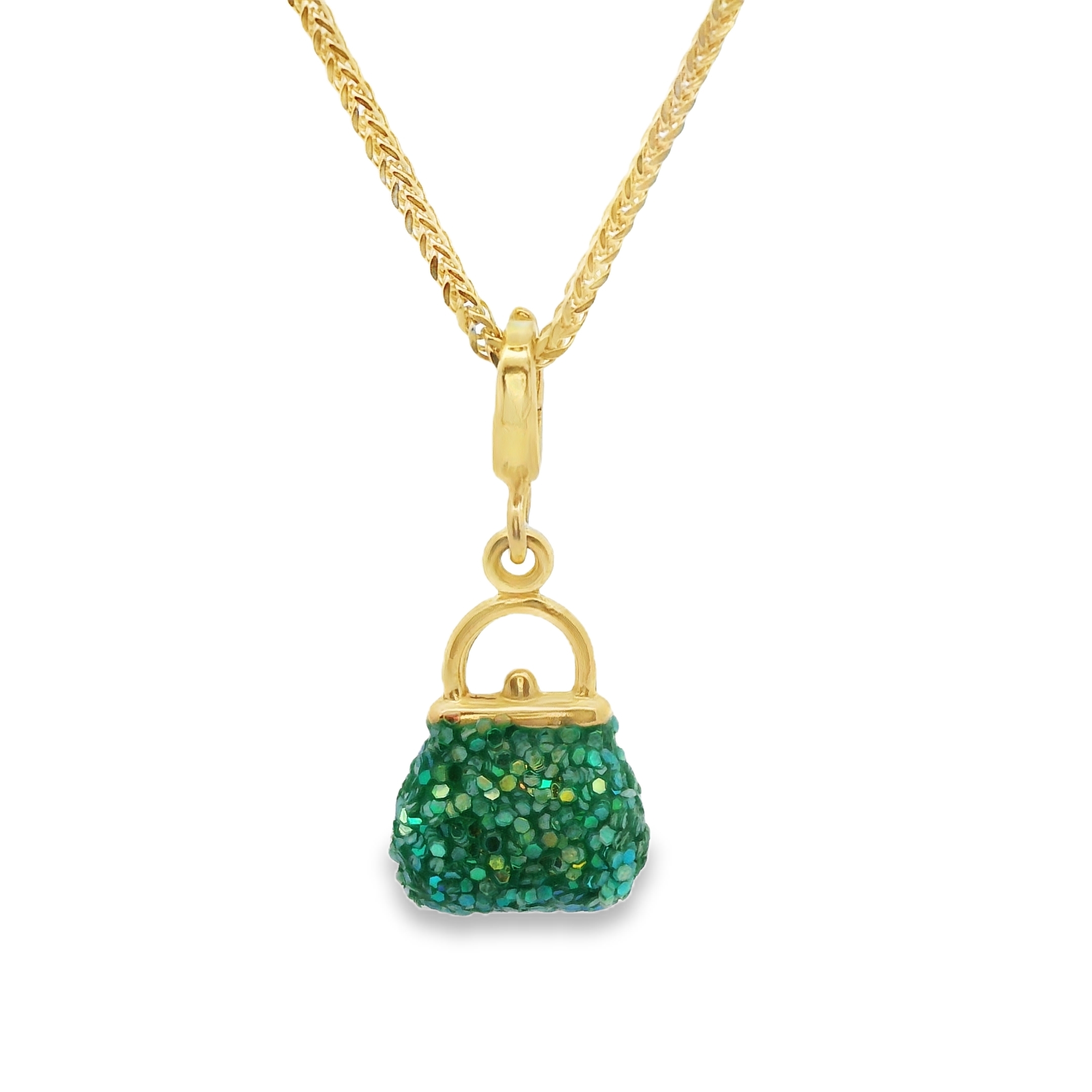 Deze hanger van Louis Bros is vervaardigd uit 14 karaat geelgoud (1.75 gr.).
Deze hanger in de vorm van een groene tas is een speels en stijlvol sieraad. De warme glans van het geelgoud combineert prachtig met de levendige groene kleur, waardoor de hanger zowel opvallend als elegant is. Dit unieke accessoire is perfect voor liefhebbers van mode en voegt een vleugje persoonlijkheid toe aan elke outfit. Of het nu voor dagelijks gebruik is of voor een speciale gelegenheid, deze hanger maakt een statement van stijl en flair.