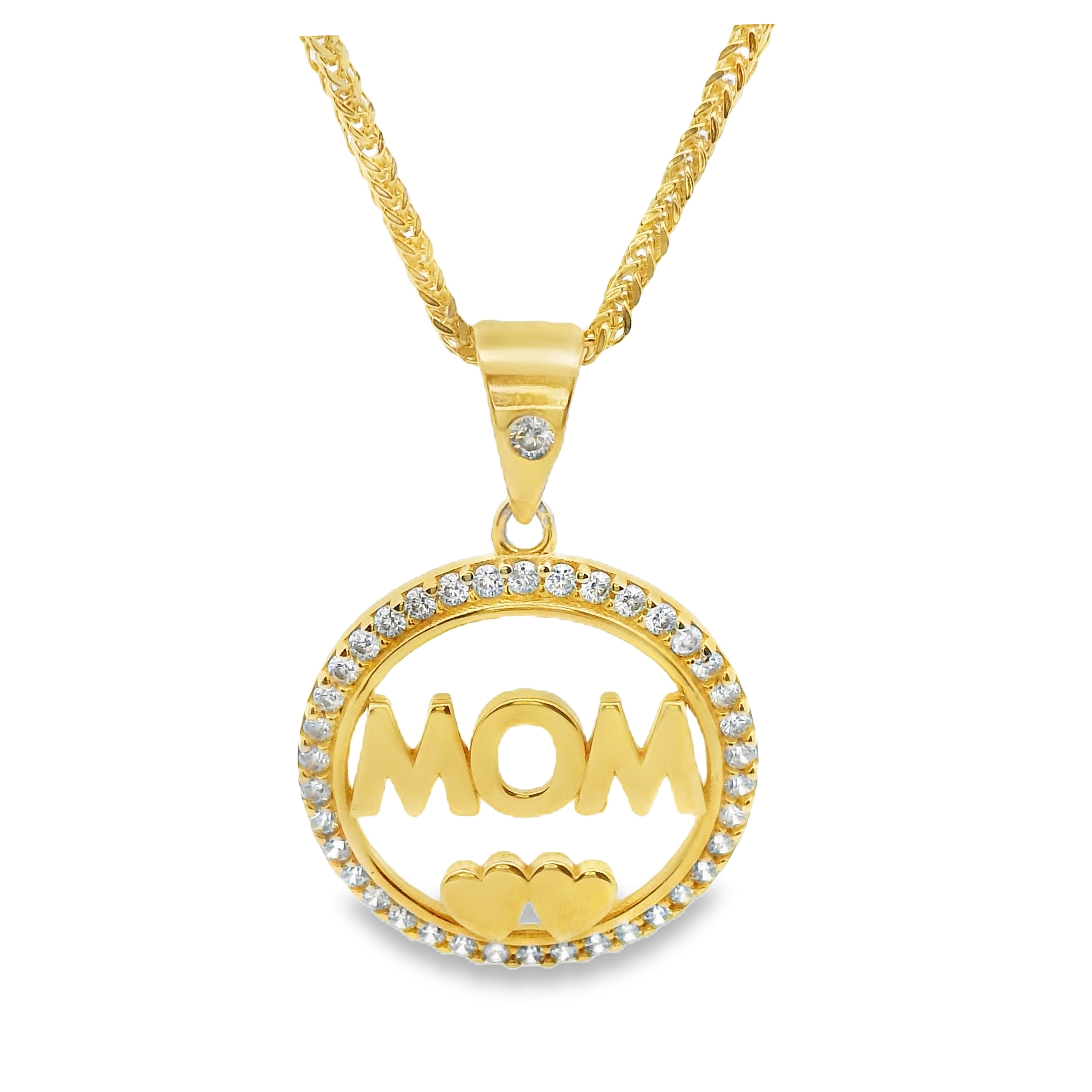 Deze hanger van Louis Bros is vervaardigd uit 14 karaat geelgoud met zirkonia (2.84 gr.). 
Deze hanger met "Mom" in het midden straalt elegantie en warmte uit. Het gladde, glanzende goud omlijst liefdevol het woord "Mom", een eerbetoon aan een speciale vrouw. De hanger vangt het licht prachtig en voegt een vleugje luxe toe aan elke outfit. Perfect om cadeau te geven of als symbolische herinnering aan de diepe band tussen moeder en kind.