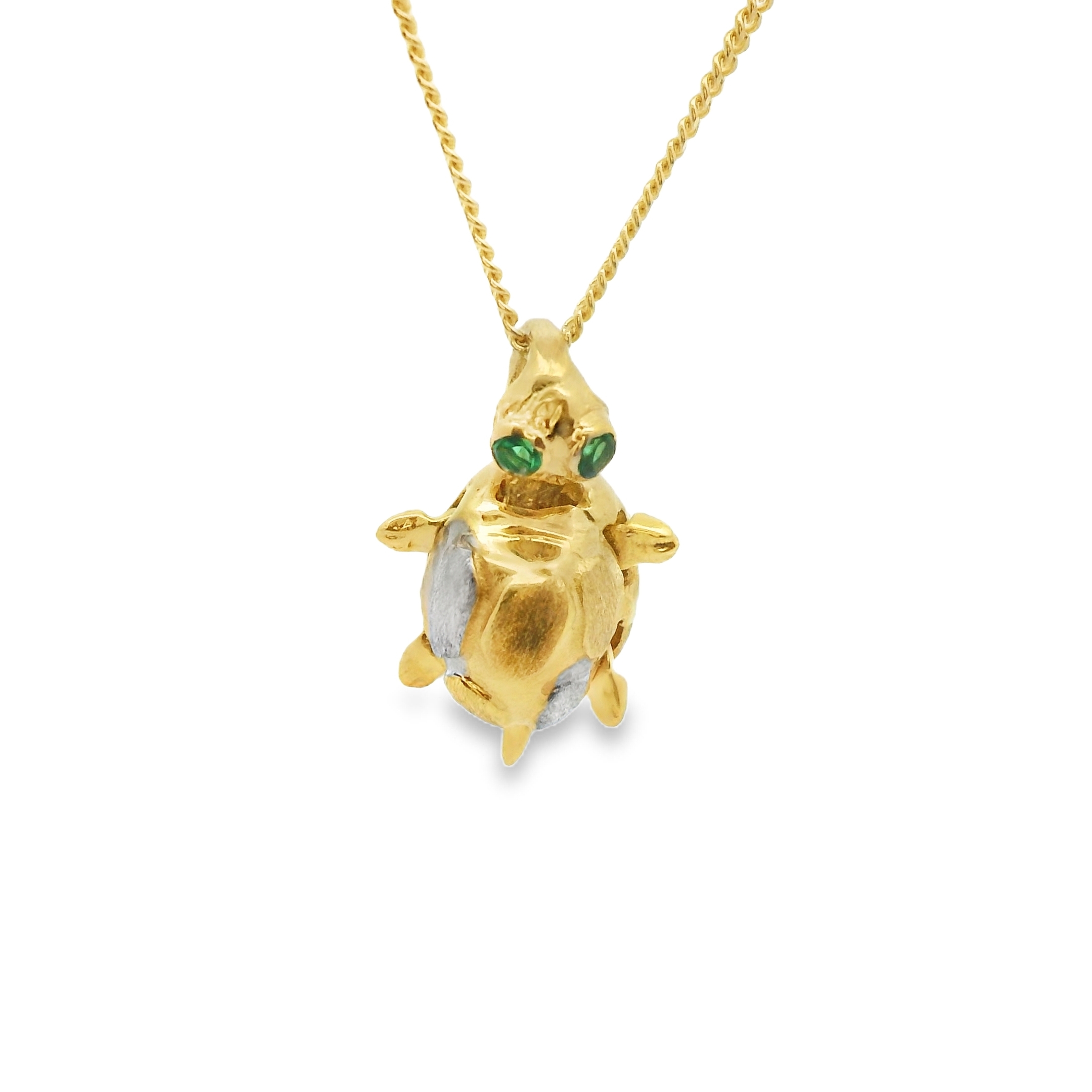 Deze hanger van Louis Bros is vervaardigd uit 14 karaat bicolor met zirkonia (1.81 gr). 
Deze hanger combineert verfijning en speelsheid. Met een prachtige mix van geelgoud en witgoud benadrukt dit sieraad de gedetailleerde kenmerken van de schildpad, een symbool van geduld en wijsheid. De contrasterende kleuren geven het ontwerp diepte en maken het een opvallend en veelzijdig accessoire. Perfect om te dragen als een stijlvol statement of als een betekenisvolle herinnering aan het belang van doorzettingsvermogen.