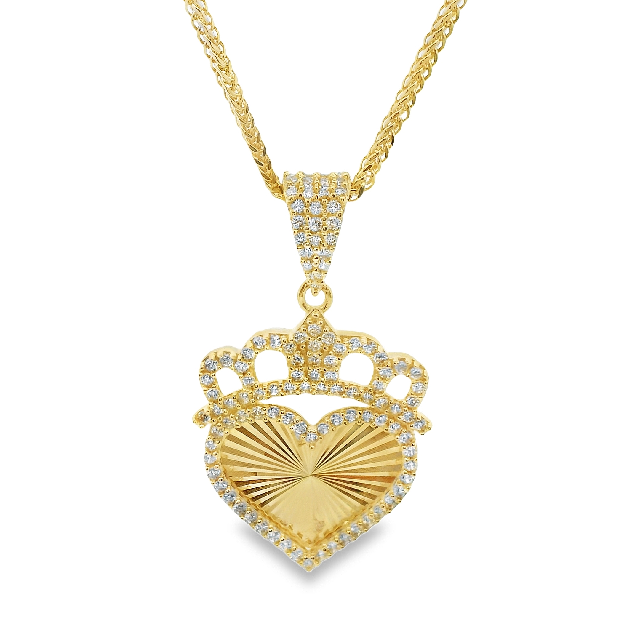 Deze hanger van Louis Bros is vervaardigd uit 14 karaat geelgoud met zirkonia (2.87 gr.).
Deze hanger met een zirkonia hart en kroon straalt luxe en liefde uit. Het sierlijke hart, versierd met fonkelende zirkonia-steentjes, symboliseert ware liefde en passie, terwijl de kroon erboven staat voor koninklijke elegantie en waardigheid. Dit prachtige sieraad is een koninklijk statement dat de drager een gevoel van pracht en betekenis geeft, ideaal voor iemand die je op een bijzondere manier wilt eren.