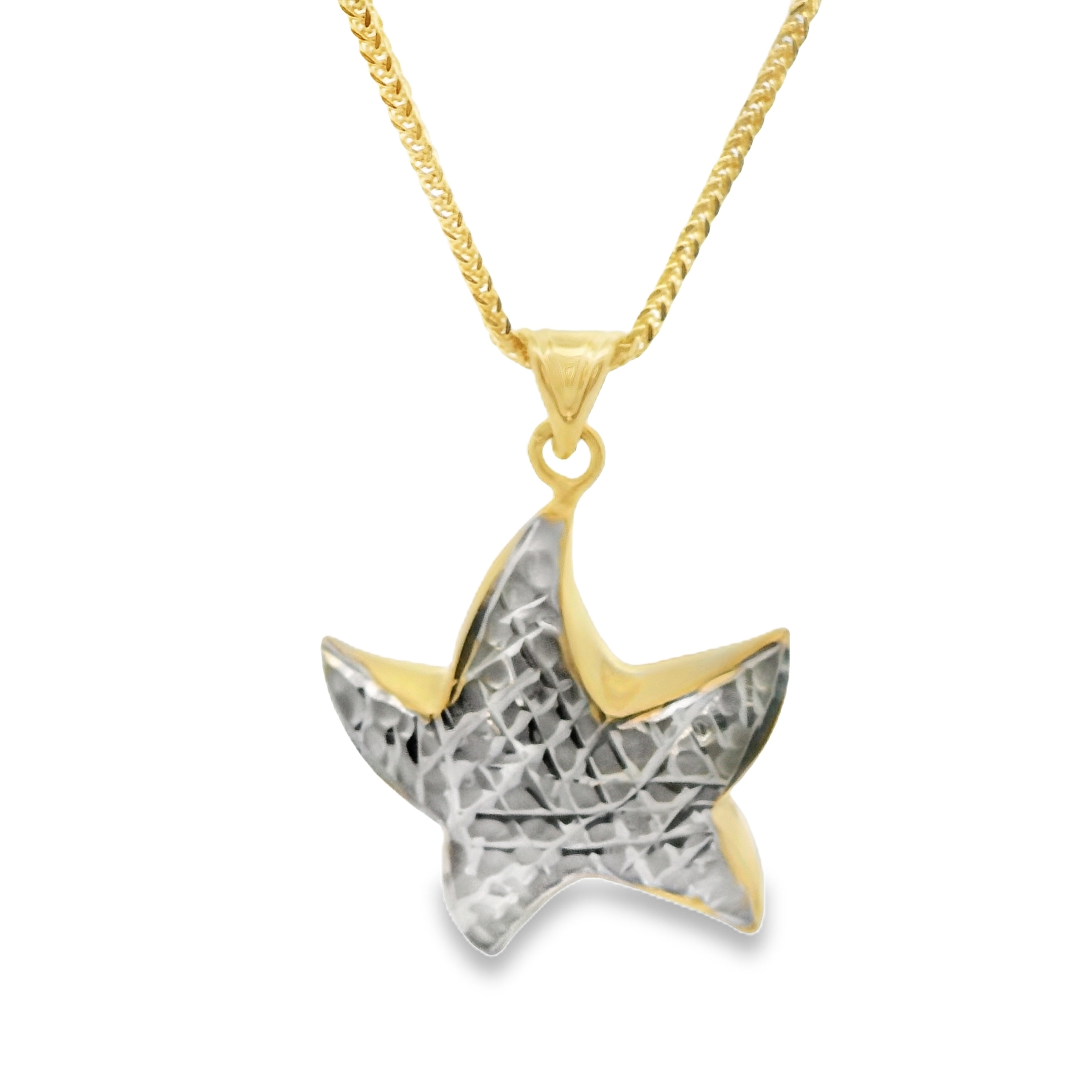 Deze hanger van Louis Bros is vervaardigd uit 14 karaat geelgoud met zirkonia (2.76 gr.).
Deze hanger in de vorm van een zeester combineert maritieme charme met elegantie. De mix van geelgoud en witgoud benadrukt de sierlijke details van de zeester, een symbool van vernieuwing en evenwicht. Dit verfijnde sieraad brengt een vleugje strandliefde en luxe samen, perfect voor wie de zee altijd bij zich wil dragen.