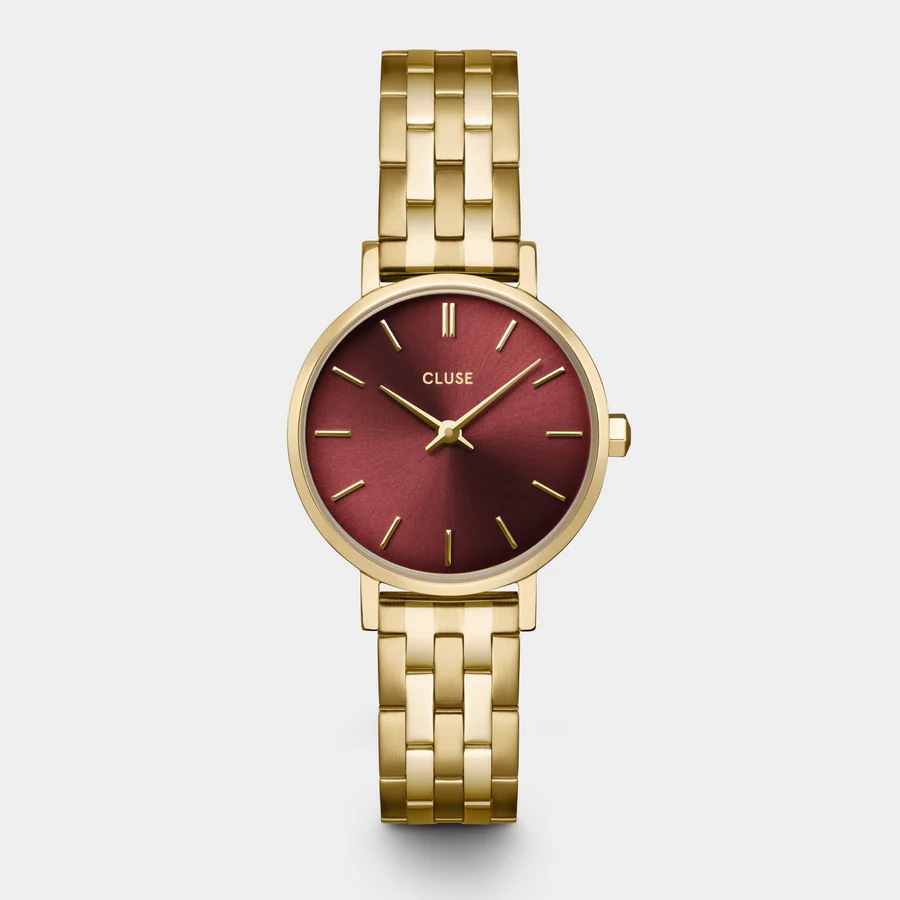 Geef je dagelijkse look een boost met het Boho Chic Petite horloge voor dames. Dit dameshorloge heeft een verfijnde goudkleurige ronde kast van 28 mm, een donker kersenrode wijzerplaat en een goudkleurig bandje van 12 mm met 5 schakels. Het Boho Chic Petite horloge is perfect voor jou als je de voorkeur geeft aan een kleiner horloge. Het is een toegevoegde waarde aan jouw dagelijkse garderobe en tegelijkertijd voegt het een unieke flair toe. De maat van het horlogebandje pas je makkelijk zelf aan.