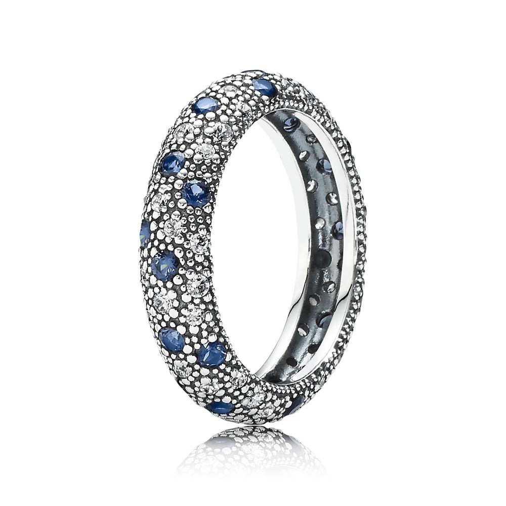 Deze Pandora Ring Blauw zirkonia 190915nbc-52 is een prachtig stuk dat is vervaardigd met hoogwaardige materialen en afgewerkt met schitterende blauwe zirkonia stenen. Deze ring is perfect om elke dag te dragen en kan mooi worden gecombineerd met zowel casual als formele outfits.  De beste manier om deze ring te dragen is om hem solo te dragen of te stapelen met andere ringen voor een trendy look.