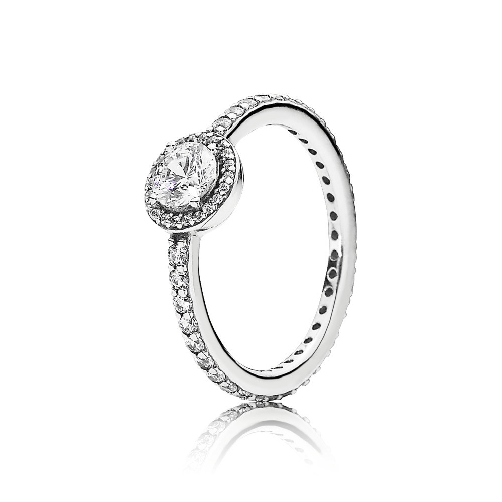 Deze Pandora ring met zirkonia (190946CZ-54) is voorzien van subtiele steentjes die zorgen voor een sprankelende uitstraling. De ring is gemaakt van hoogwaardig zilver en perfect voor dagelijks gebruik of speciale gelegenheden. Draag hem alleen of combineer met andere ringen voor een unieke look. Een tijdloos en veelzijdig sieraad dat niet mag ontbreken in jouw collectie!