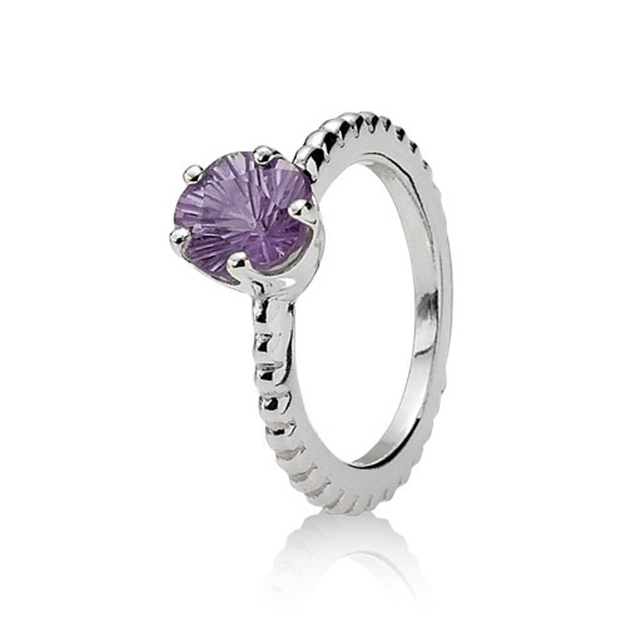 Deze Pandora solitaire ring is voorzien van een paarse steen en heeft een tijdloos en elegant ontwerp. De ring kan perfect op zichzelf gedragen worden voor een subtiele en verfijnde look, of gecombineerd worden met andere ringen voor een meer gedurfde uitstraling. De steen voegt een vleugje kleur toe aan elke outfit en maakt dit sieraad een prachtige toevoeging aan je collectie.