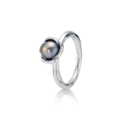 Deze prachtige Pandora-ring is voorzien van een glanzende zoetwaterparel die elegantie en klasse uitstraalt. De ring is gemaakt van hoogwaardig 14-karaats goud en is perfect voor dagelijks gebruik of speciale gelegenheden. Draag deze ring alleen of combineer hem met andere ringen voor een stijlvolle look. Een tijdloos sieraad dat perfect is voor elke gelegenheid.