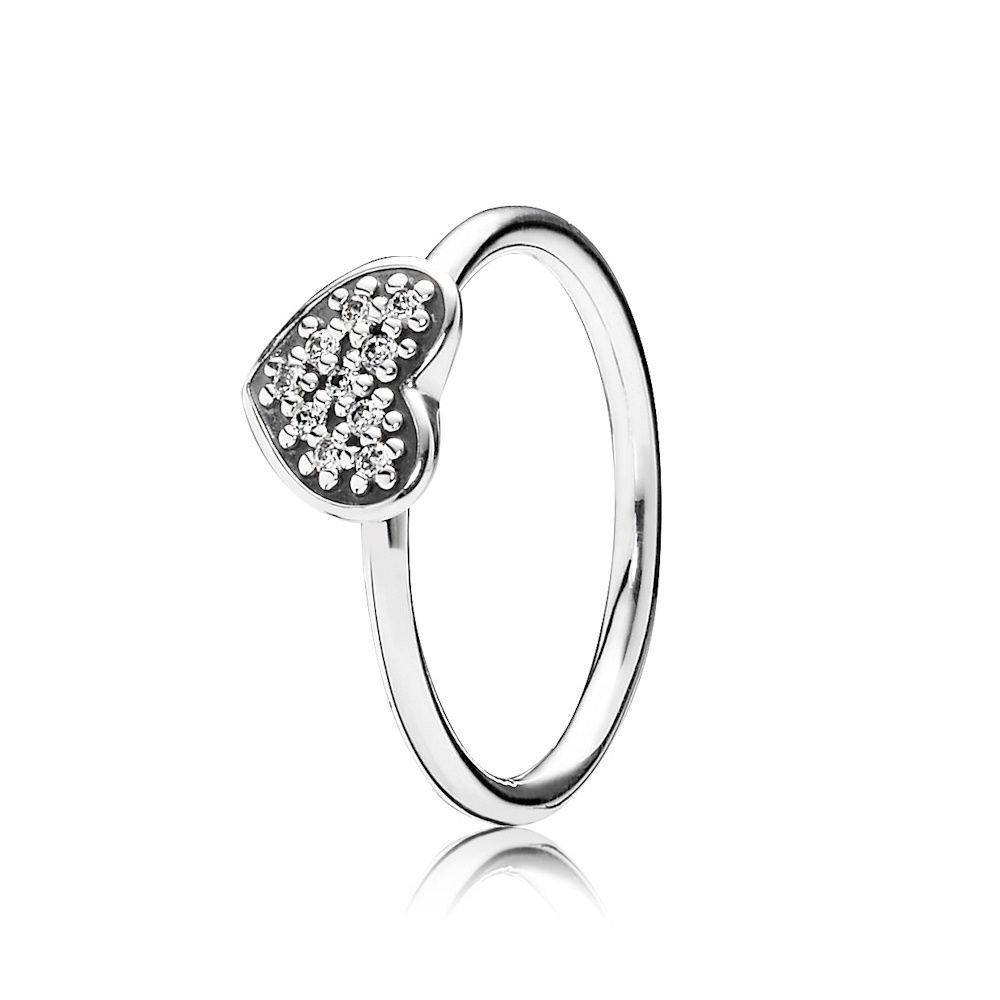 Dit prachtige juweel is voorzien van sprankelende cubic zirkonia stenen en heeft een elegante uitstraling. De ring is verstelbaar naar maat 56 en past perfect bij elke gelegenheid. Draag deze ring alleen voor een subtiele touch of stapel hem met andere ringen voor een trendy look. Een tijdloos stuk dat niet mag ontbreken in jouw sieradencollectie. Maak je look compleet met dit schitterende juweel!