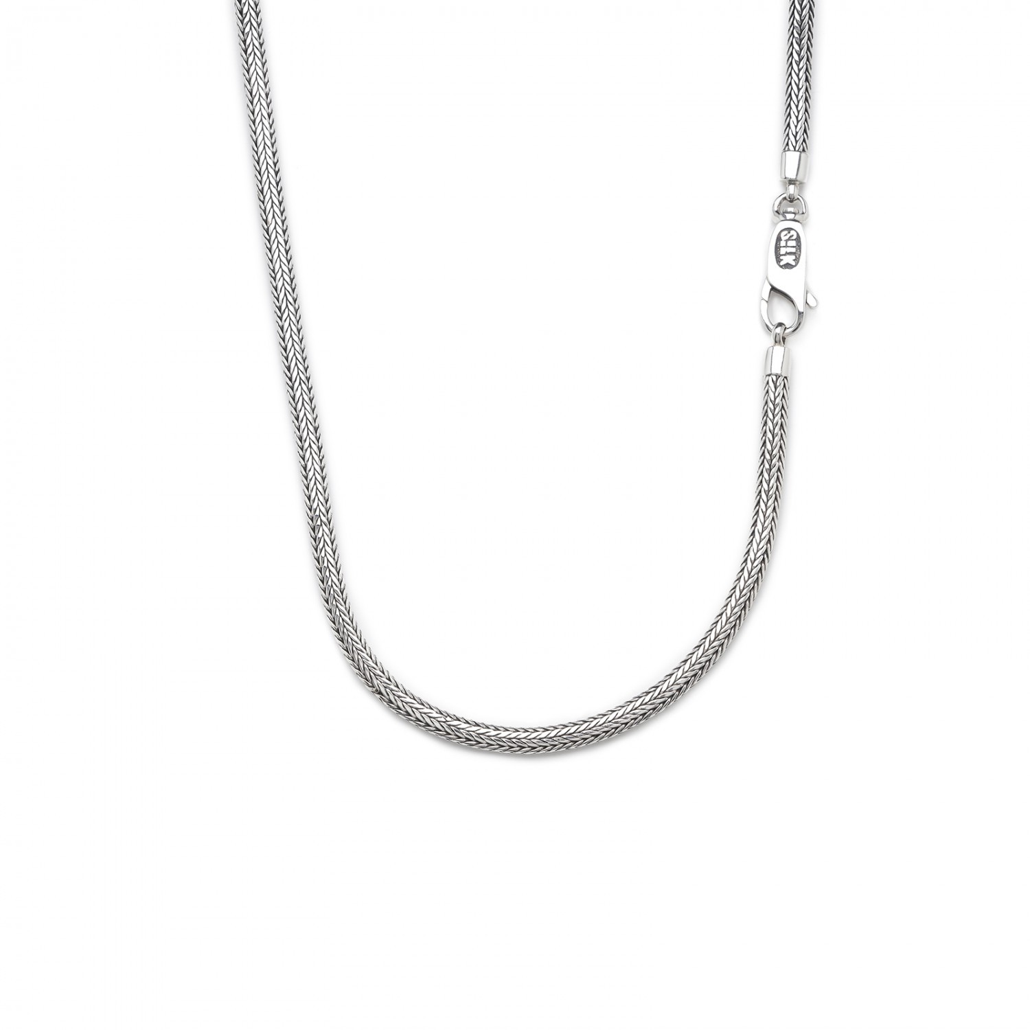 Dit SILK collier heeft een rond gevlochten structuur met een carabijn sluiting wat het collier erg draagbaar maakt en ervoor zorgt dat het collier prachtig om de hals valt. Het collier is 50 centimeter lang. Het zilveren collier combineert perfect als set met een Alpha collection armband tevens met een zelfde kleine carabijn sluiting en zelfde ronde vlechtstructuur. Deze ketting is een perfecte aanvulling in je look met een statement item uit de SILK collectie, maar kan ook prima gecombineerd worden met de tijdloze items van SILK. Het collier wordt in een mooie luxe geschenkverpakking verpakt. 
