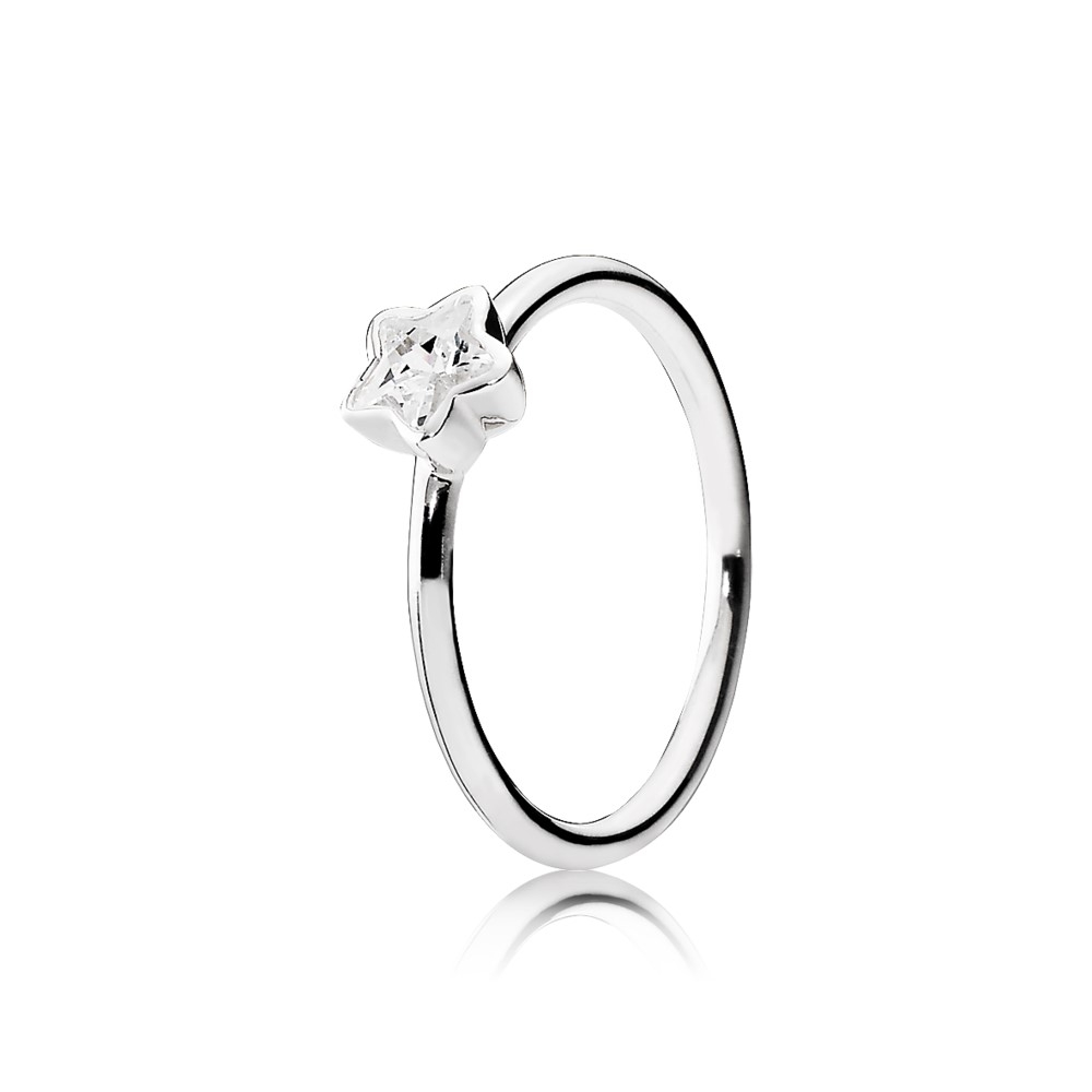 Deze Pandora ring met zirkonia heeft een klassiek ontwerp met sprankelende stenen en is perfect voor dagelijks gebruik of speciale gelegenheden. De ring is gemaakt van hoogwaardig materiaal en heeft een tijdloze uitstraling. Draag de ring alleen of combineer met andere ringen voor een unieke look. De beste manier om het te dragen is om het te combineren met andere sieraden van Pandora voor een complete en stijlvolle uitstraling. Maak je look compleet met deze prachtige ring!